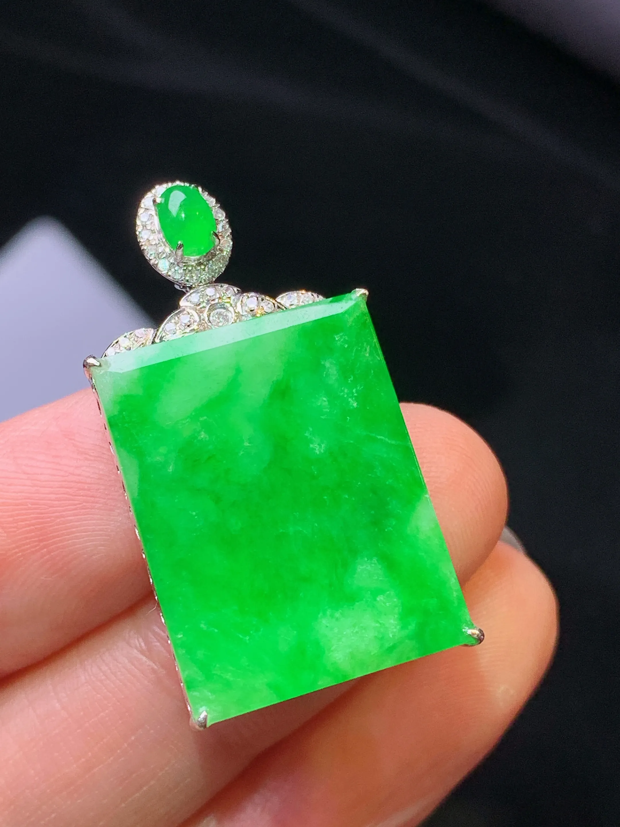 18k金钻镶嵌翠绿无事牌吊坠 玉质细腻 色泽艳丽清新 整体尺寸32.5*17*6