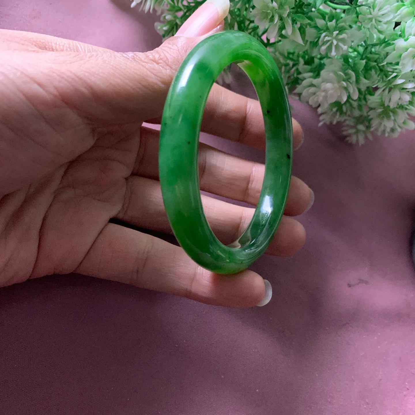 和田玉59圈口碧玉苹果绿手镯【挽间柔情】，镯型古朴典雅。在诗情画意的雨巷相遇，你是我腕间的一抹风情，