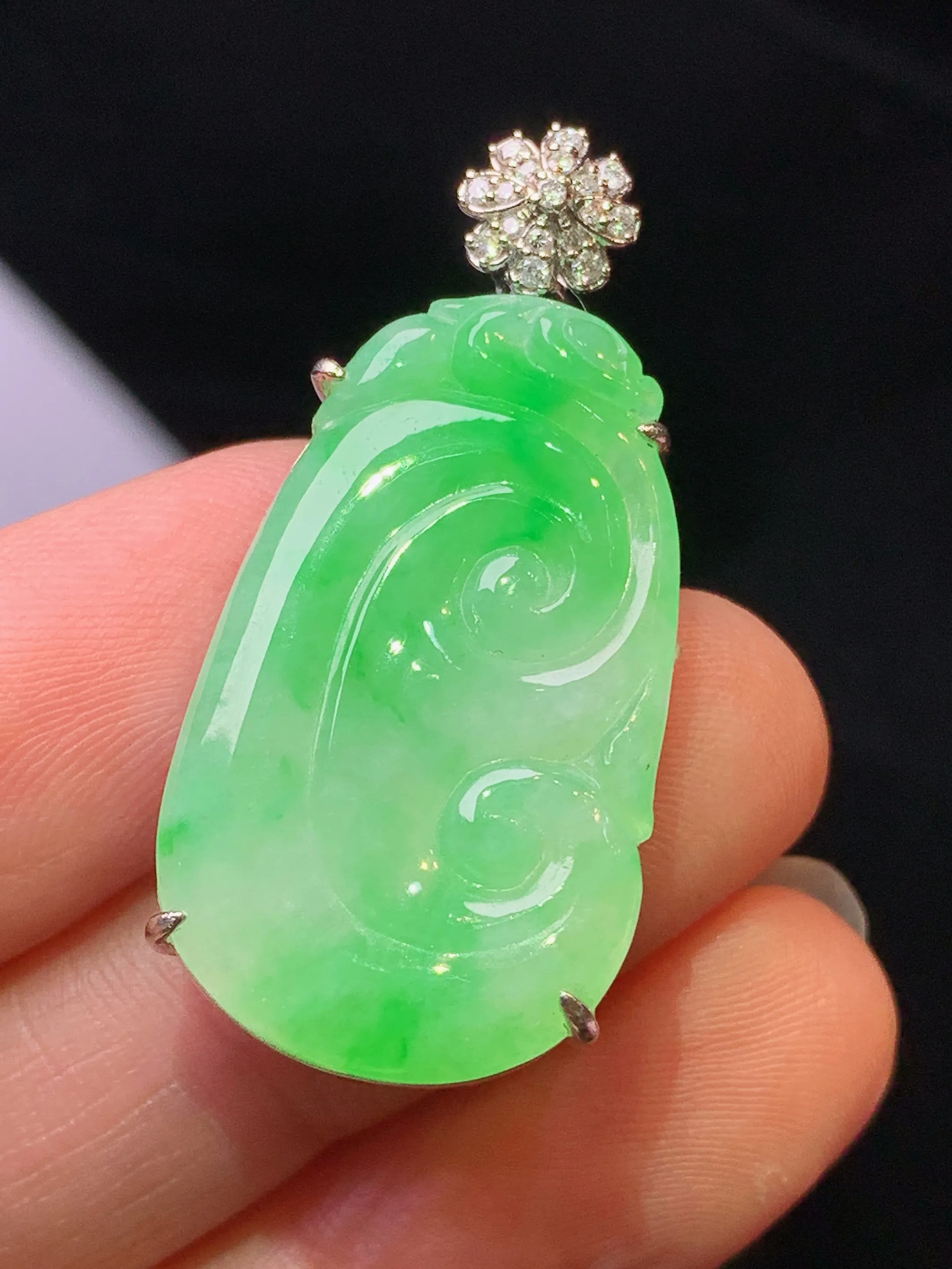 18k金钻镶嵌翠绿如意吊坠 玉质细腻 色泽艳丽清新 整体尺寸35.2*16.6*6.2