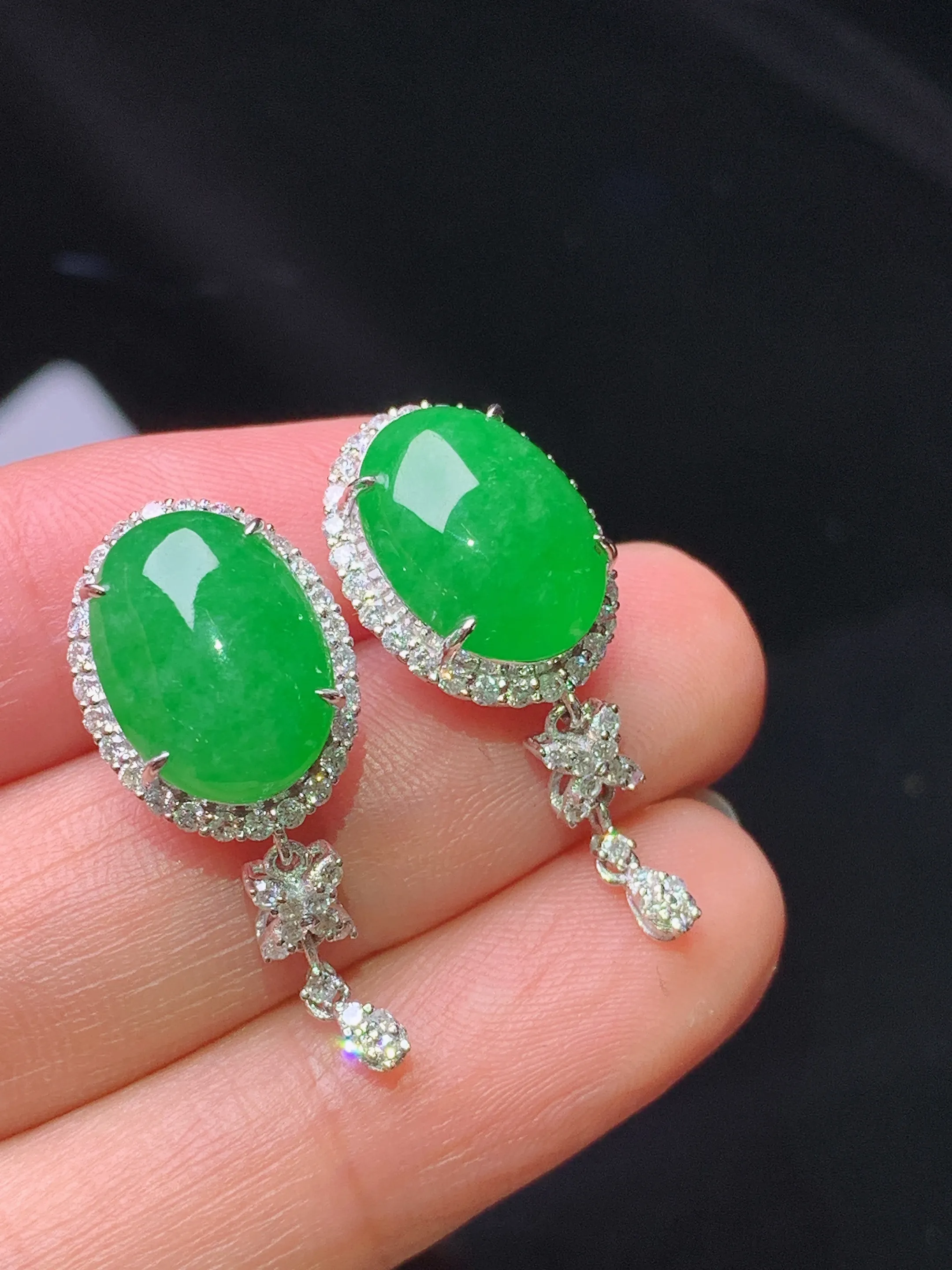 18k金钻镶嵌满绿蛋面耳钉 玉质细腻 色泽艳丽清新 整体尺寸28.2*11.8*7.8