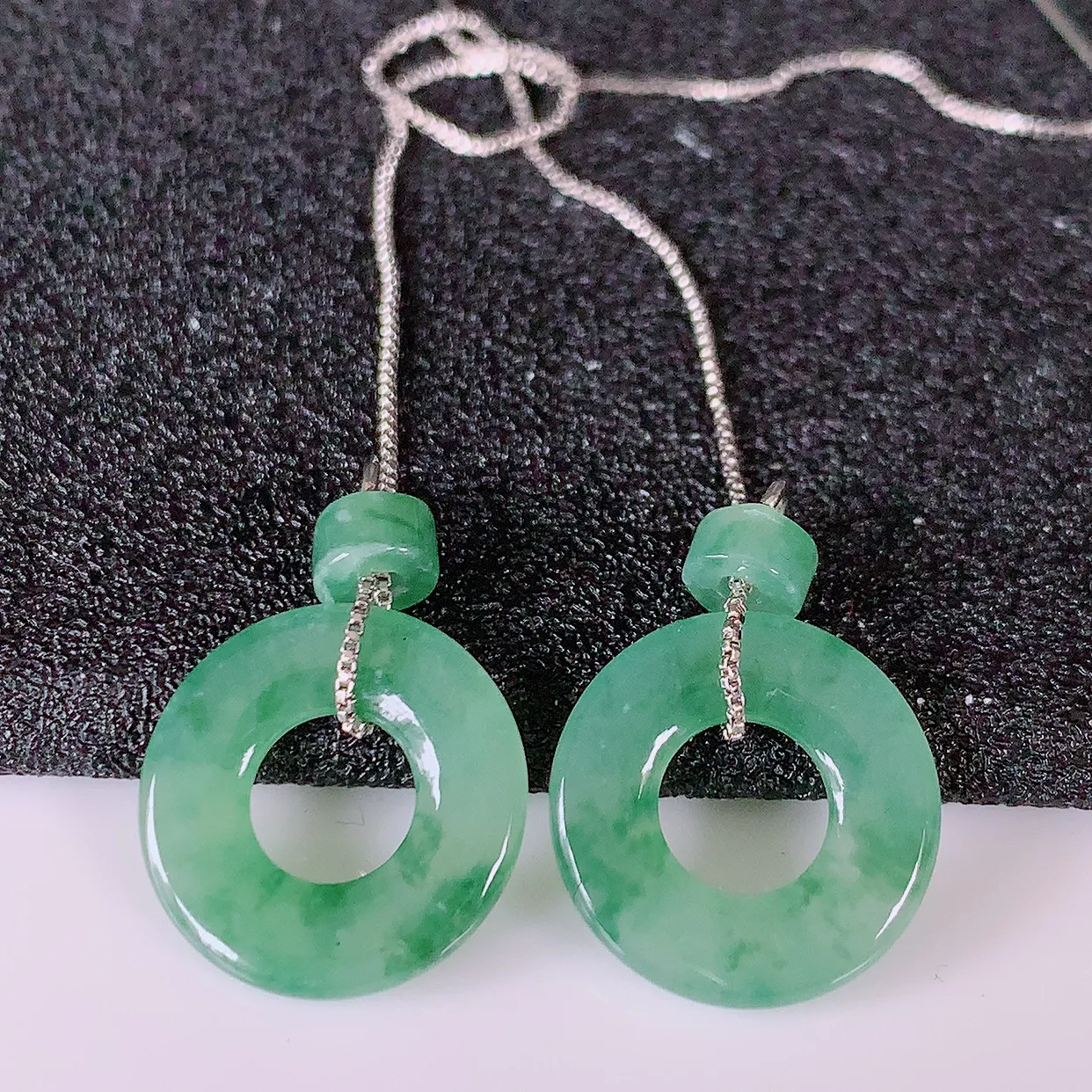 自然光实拍，冰种飘花翡翠一对平安扣耳坠，翠色灵动，玉质细腻，颜色漂亮，品相佳，佩戴佳品！配图银线 #187.2平安扣尺寸14-2.5mm