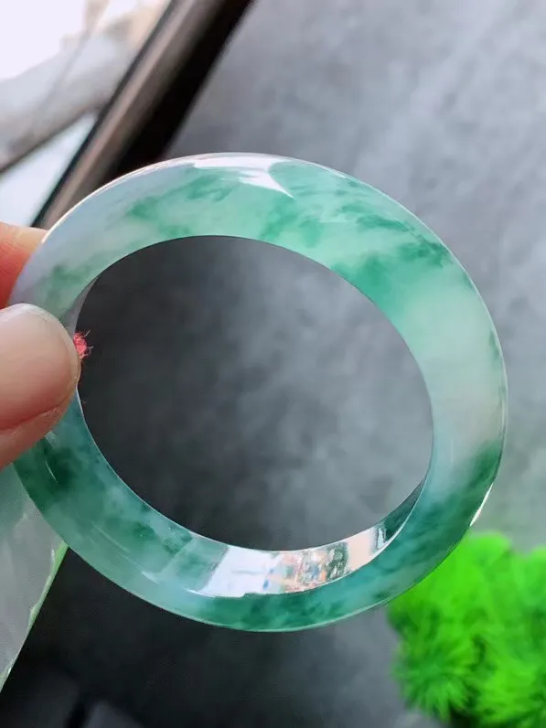 【翡翠名称】老种冰飘花54.3贵妃圈口手镯
【翡翠尺寸】54.2/12.2/7.8mm短径47.3适合51.5-52.5正圈口佩戴
【翡翠描述】宝贝种老水足，玉质细腻，色泽靓丽，性价比高，佩戴效果好！
【其它赠送】权威证书/精美挂绳盒子/支持全国复检