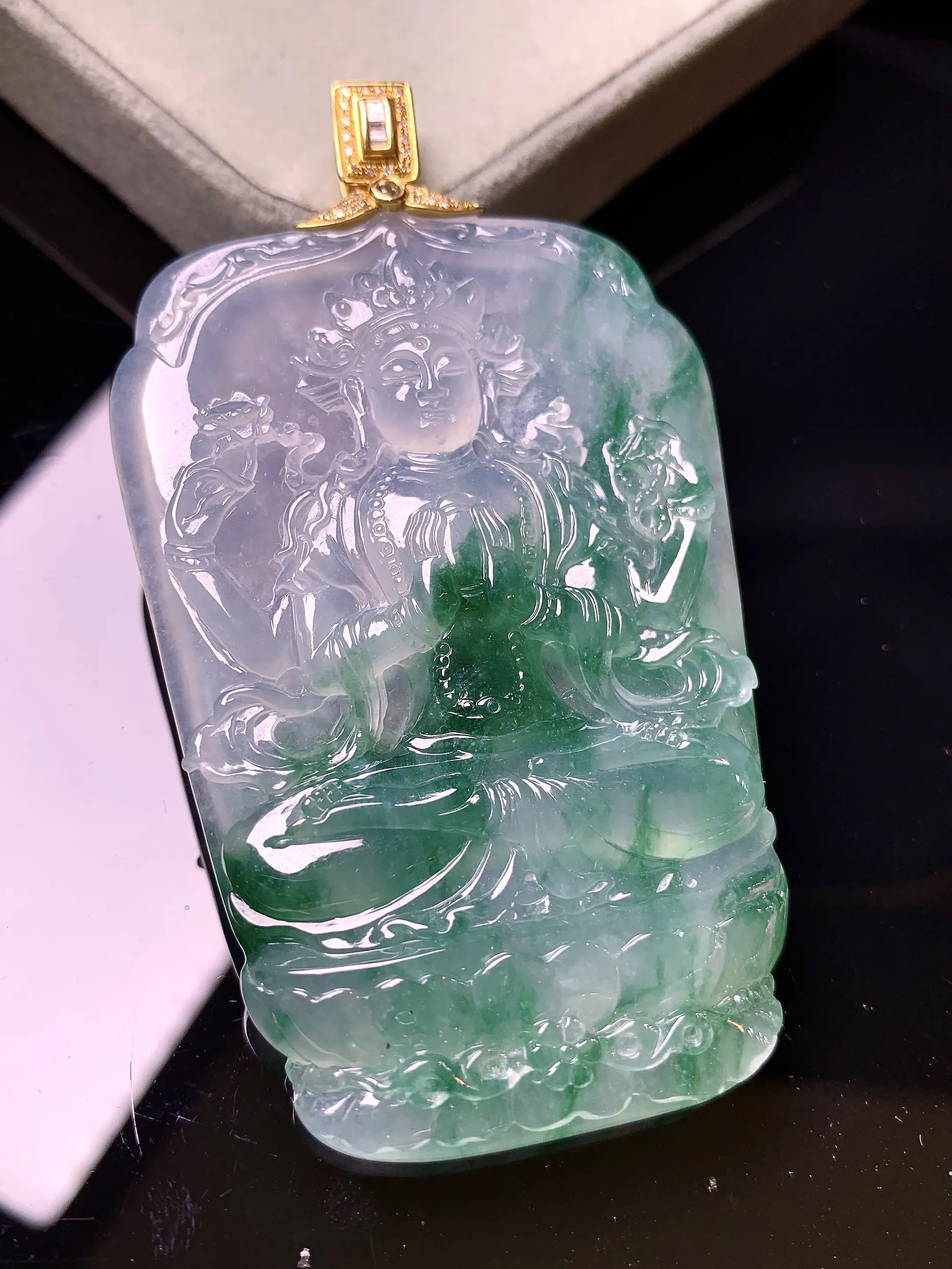 18k金钻镶嵌冰种飘绿度母观音菩萨吊坠 玉质细腻 色泽艳丽清新 整体尺寸76.6*44*7