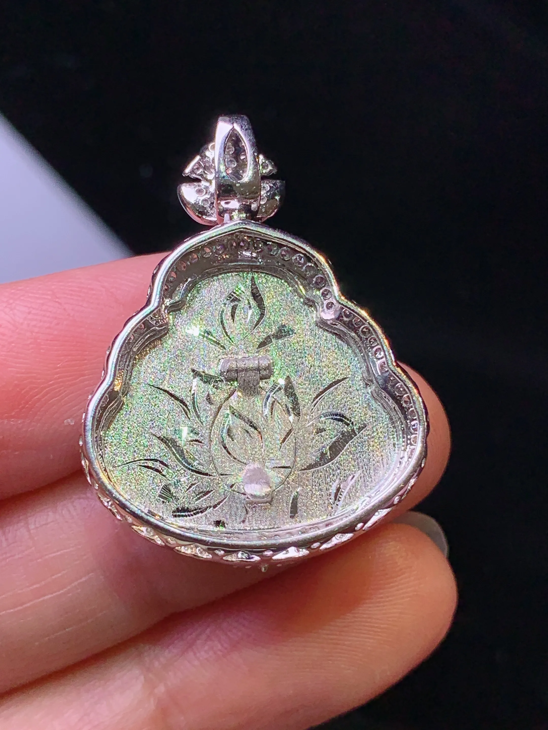 18k金钻镶嵌黄翡佛公吊坠 玉质细腻 色泽艳丽清新 整体尺寸31.6*23.2*8.2