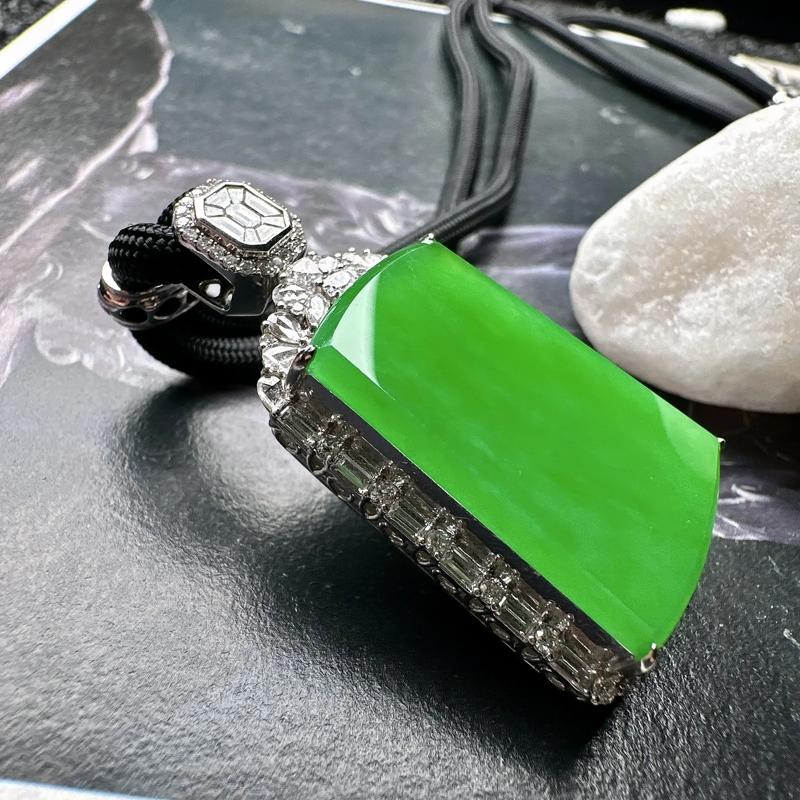 【冰种满绿无事牌】阳绿色泽，种水上乘，通透闪亮，晶莹剔透。18K金钻镶嵌，裸石尺寸26*18.5*2.6毫米。