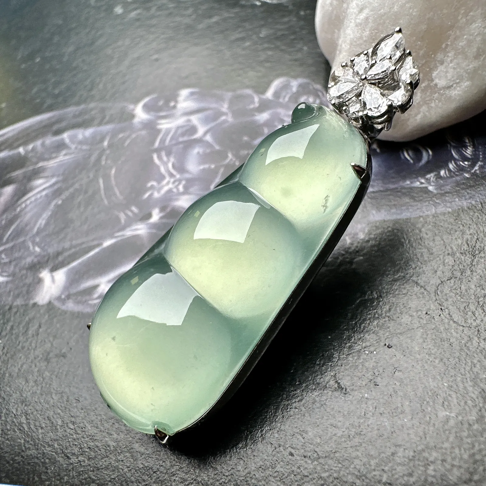 【冰种晴绿福豆吊坠】种地上乘，冰感十足，通透起光，饱满圆润，收藏品质，18k金钻镶嵌，裸石尺寸38.2*18.5*6.6毫米