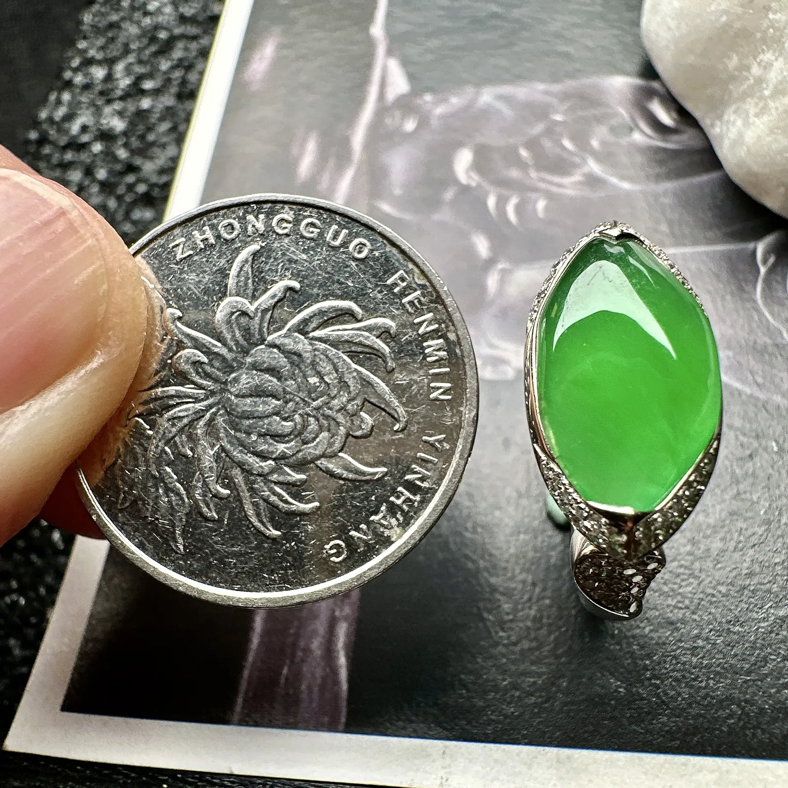 【冰种满绿随形戒指】质地均匀细腻，冰润起光，胶感强烈，颜色娇艳，18K金钻精美镶嵌，裸石尺寸9.6*5.7*2.6毫米，圈口可改