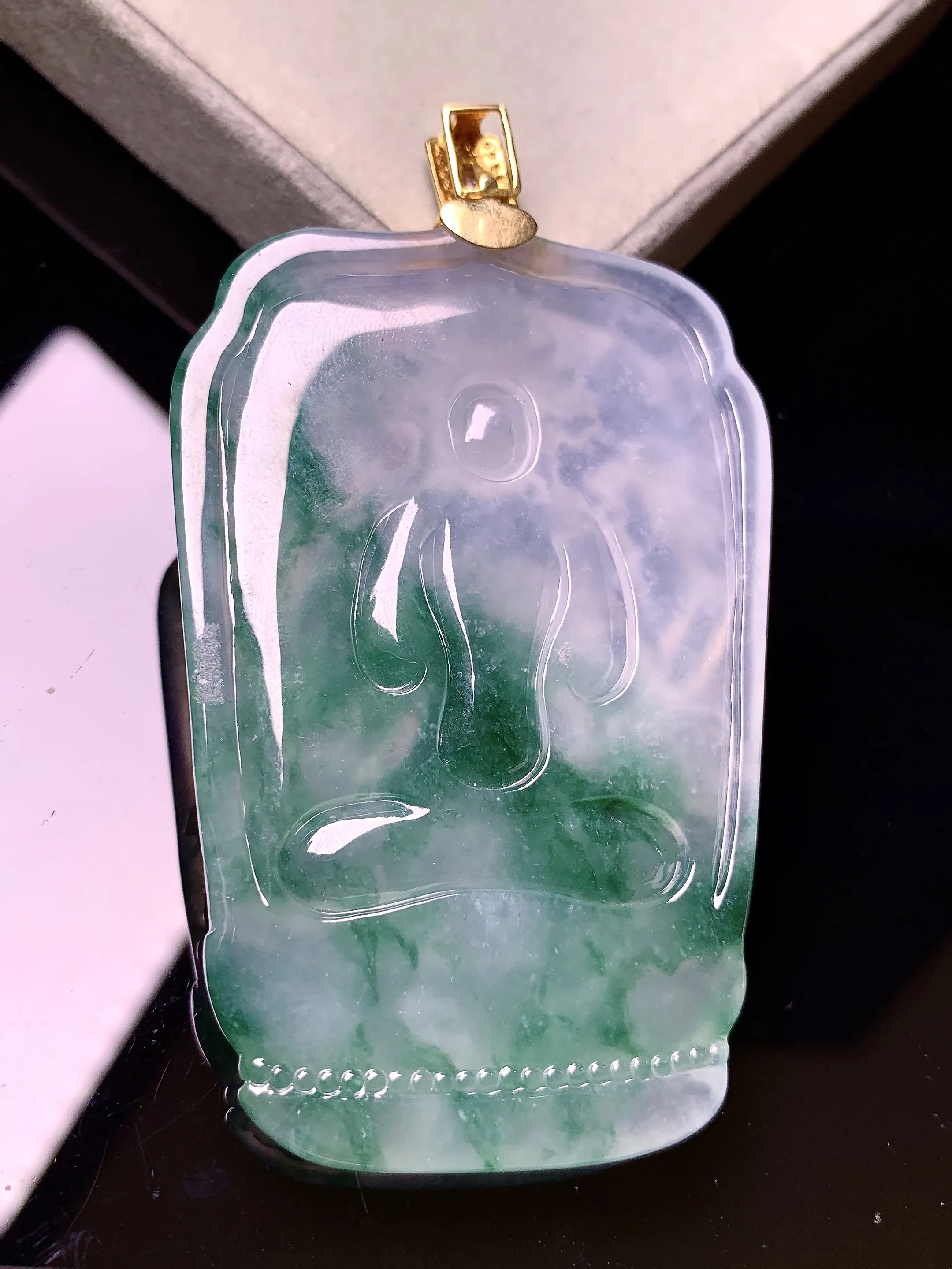 18k金钻镶嵌冰种飘绿度母观音菩萨吊坠 玉质细腻 色泽艳丽清新 整体尺寸76.6*44*7