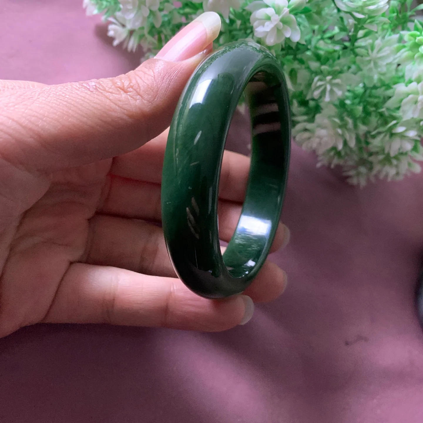 和田玉58.6圈口碧玉菠菜绿宽条手镯【挽间柔情】，镯型古朴典雅。在诗情画意的雨巷相遇，你是我腕间的一抹风情，有你眸有深情.清风荡漾湖间静水，我愿俯身低眉，在烟波涟漪处寻