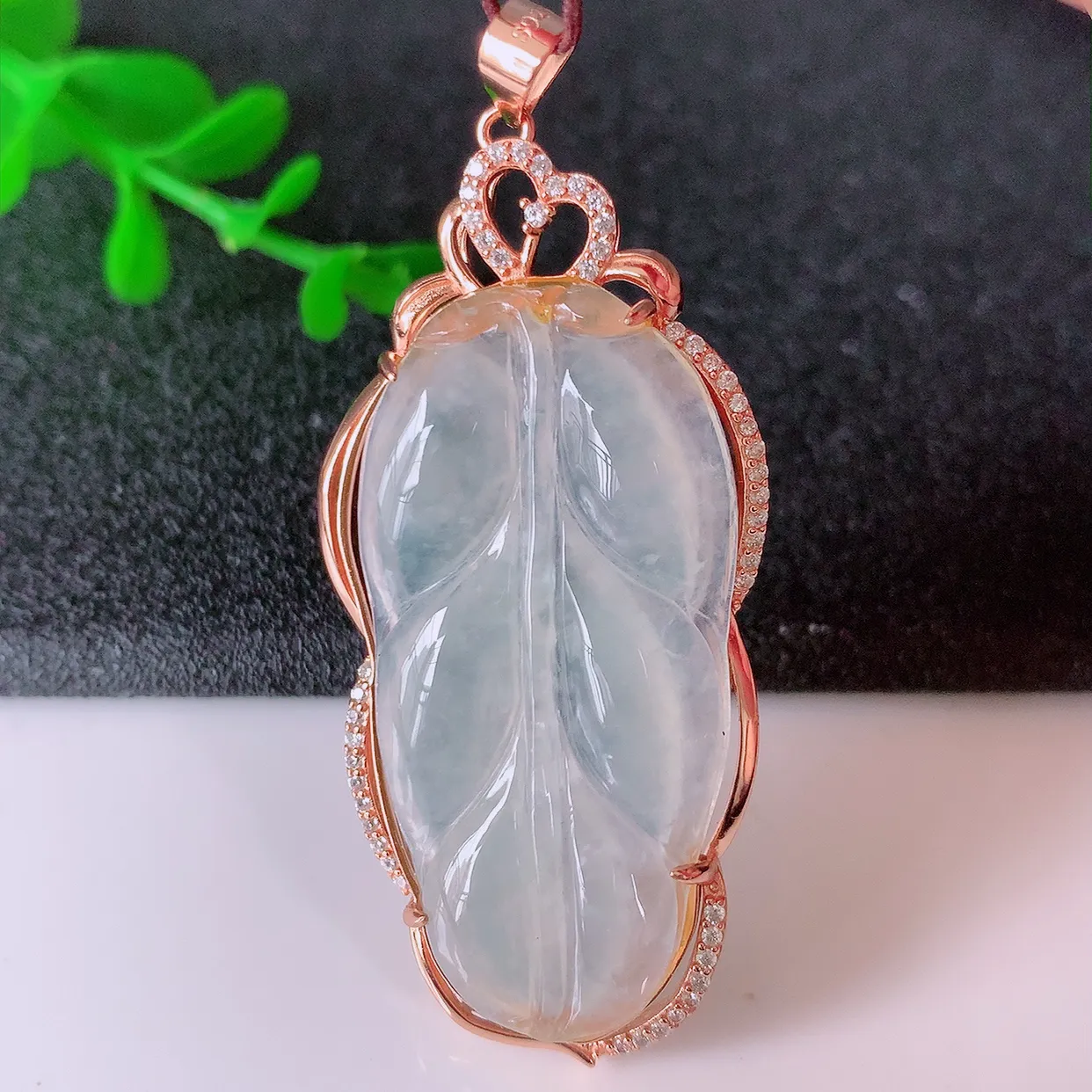 冰种翡翠925银镶嵌叶子吊坠，自然光实拍，翠色灵动，颜色漂亮，种老水足，品相佳，佩戴佳品！#153.2整体52.5-22-7.5裸石36.5-18