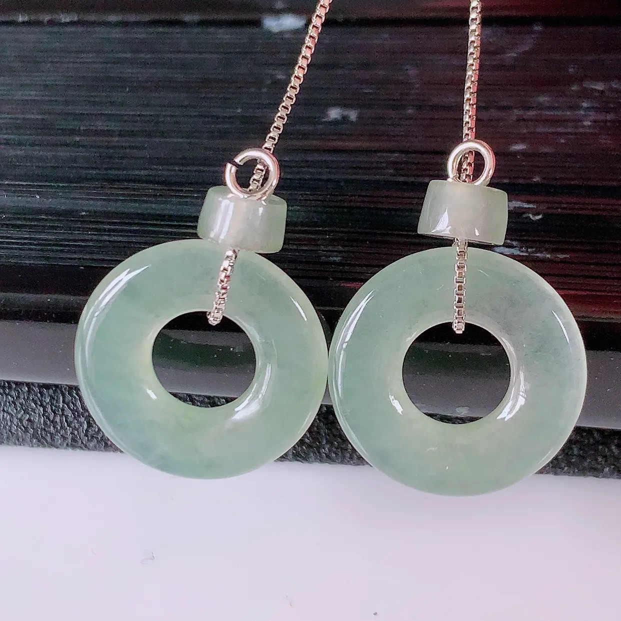 自然光实拍，冰种翡翠一对平安扣耳坠，翠色灵动，玉质细腻，颜色漂亮，品相佳，佩戴佳品！配图银线 #186.2平安扣尺寸14.6*2.5mm