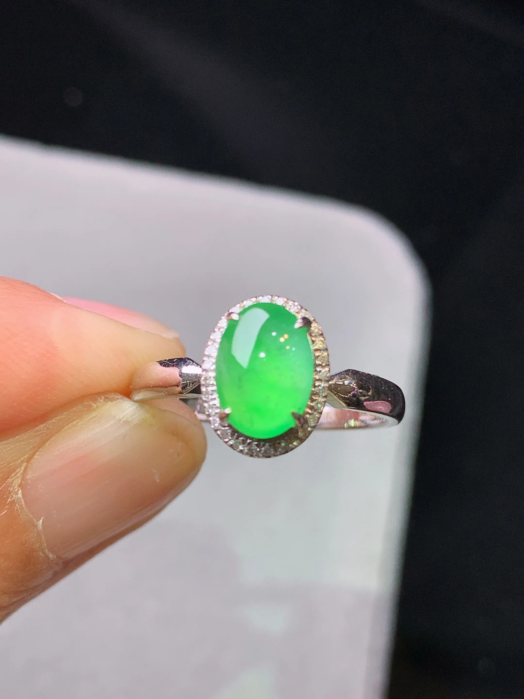 18k金钻镶嵌翠绿蛋面戒指 玉质细腻 色泽艳丽清新 圈口11 整体尺寸10*7.7*6.3