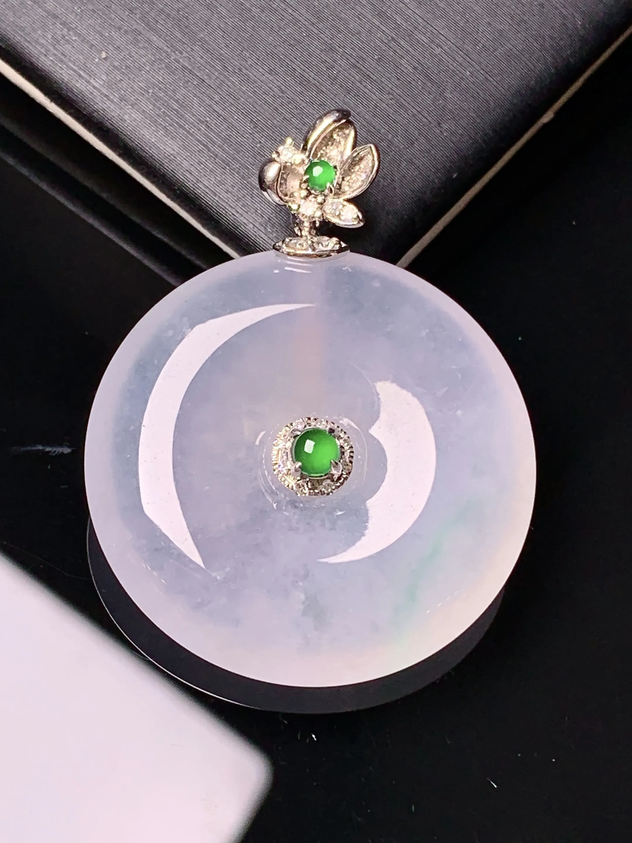 18k金镶嵌冰种平安扣吊坠 玉质细腻 色泽艳丽清新 整体尺寸36.7*27.6*6.3