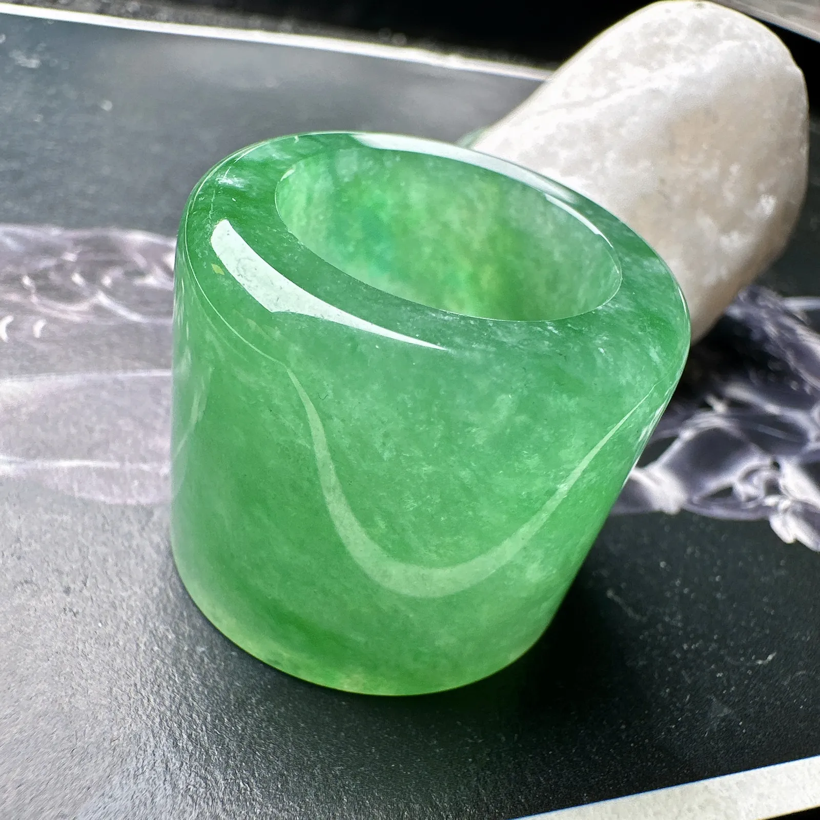 【冰种满绿路路通】巨无霸尺寸，种水颜色都不错，冰感明显，质地细腻干净，佩戴佳品。收藏品质。