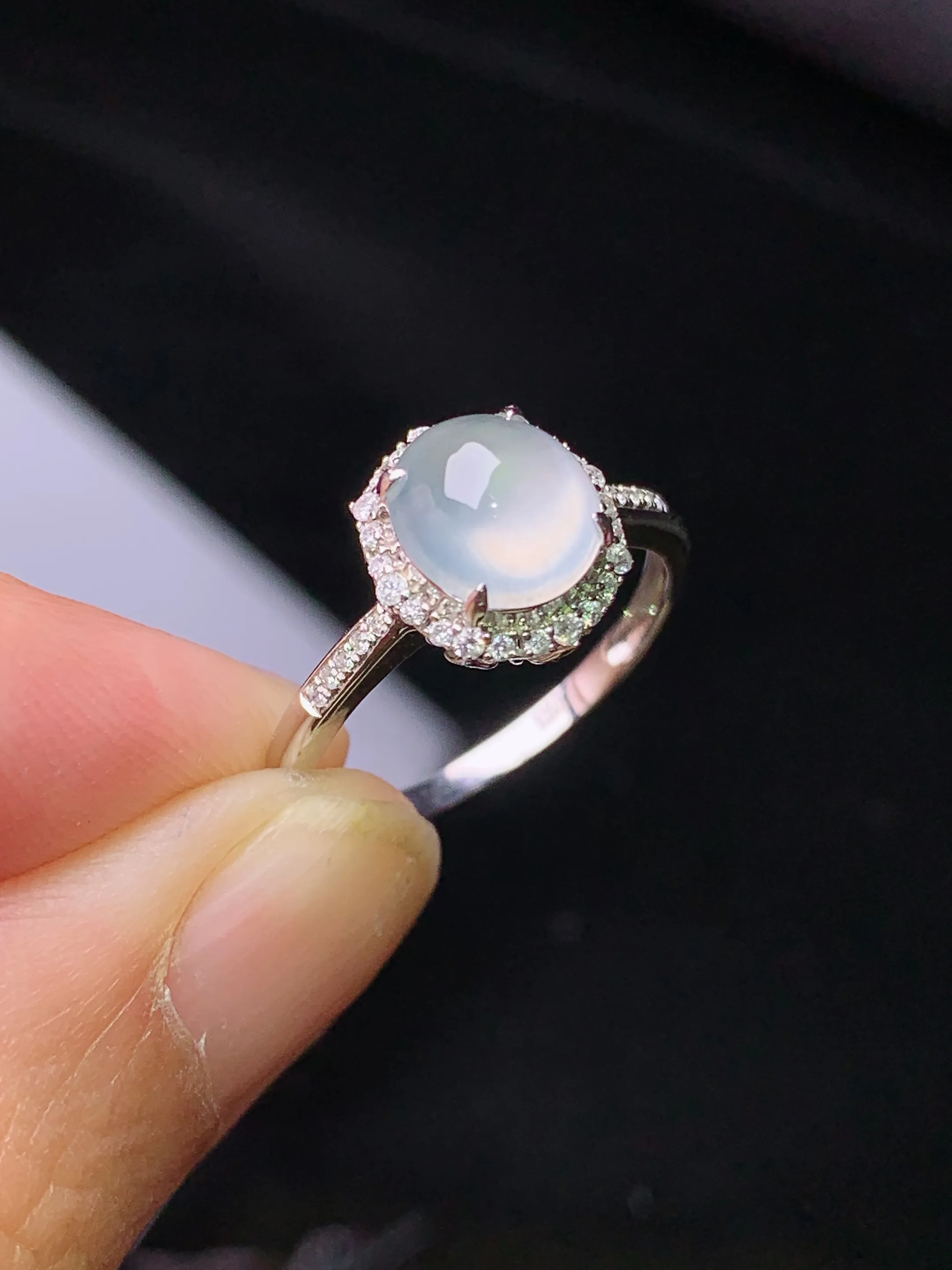 18k金钻镶嵌冰种蛋面戒指 玉质细腻 色泽艳丽清新 圈口13.5 整体尺寸10.2*9.3*7.8