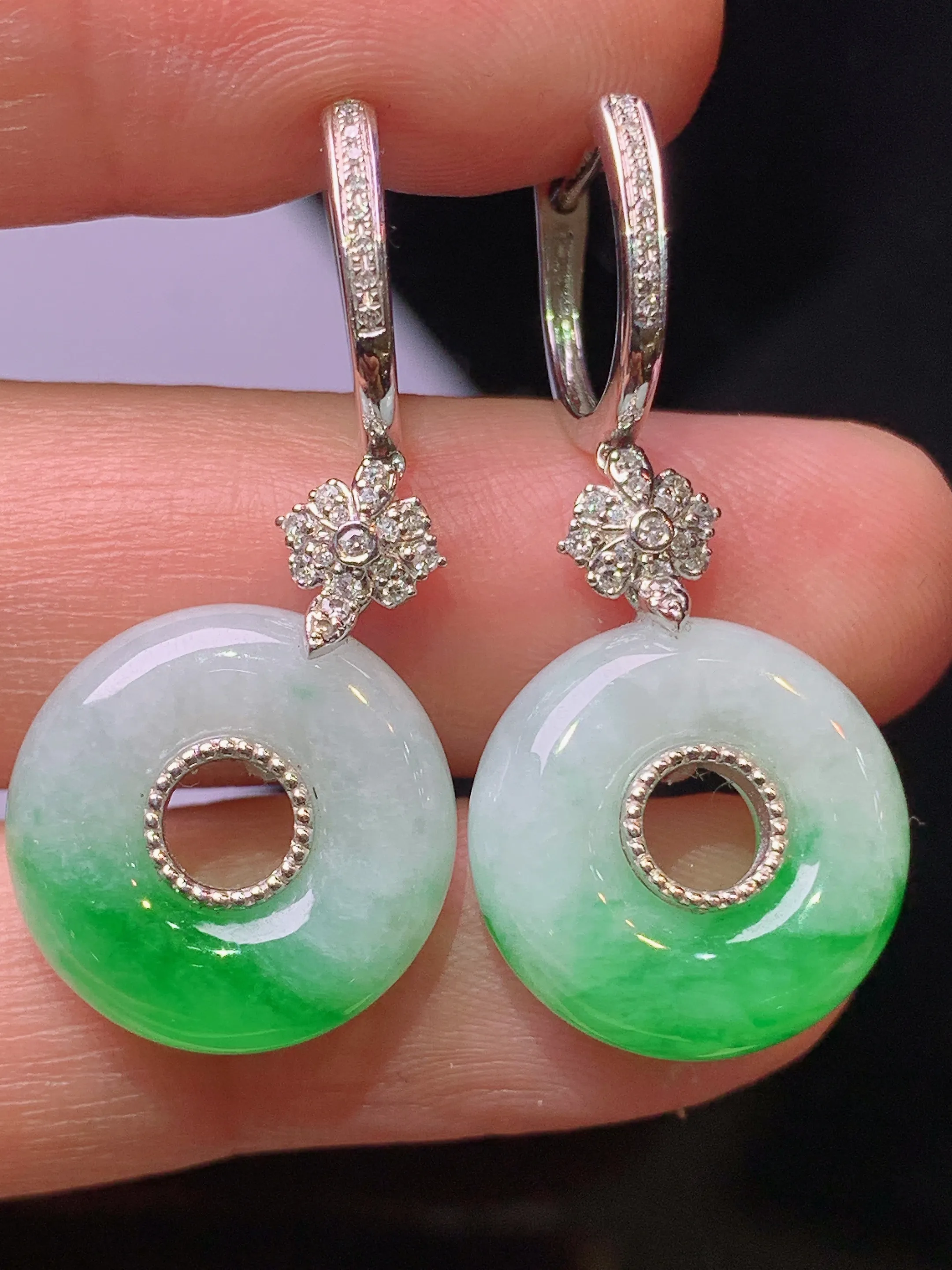 18k金钻镶嵌飘绿平安环耳坠 玉质细腻 色泽艳丽清新 整体尺寸32.5*15.5*6.5