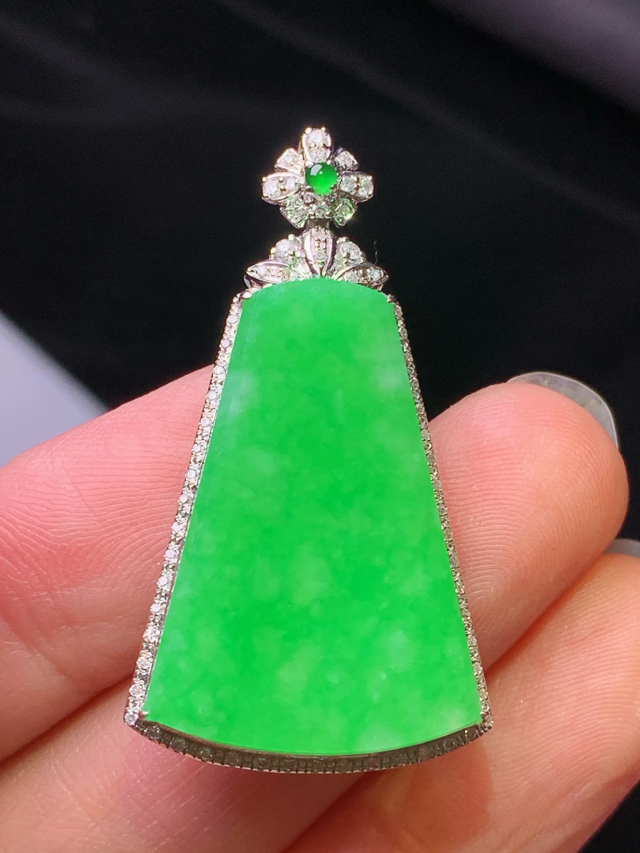 18k金钻镶嵌翠绿无事牌吊坠 玉质细腻 色泽艳丽清新 整体尺寸37.5*20.6*5.7