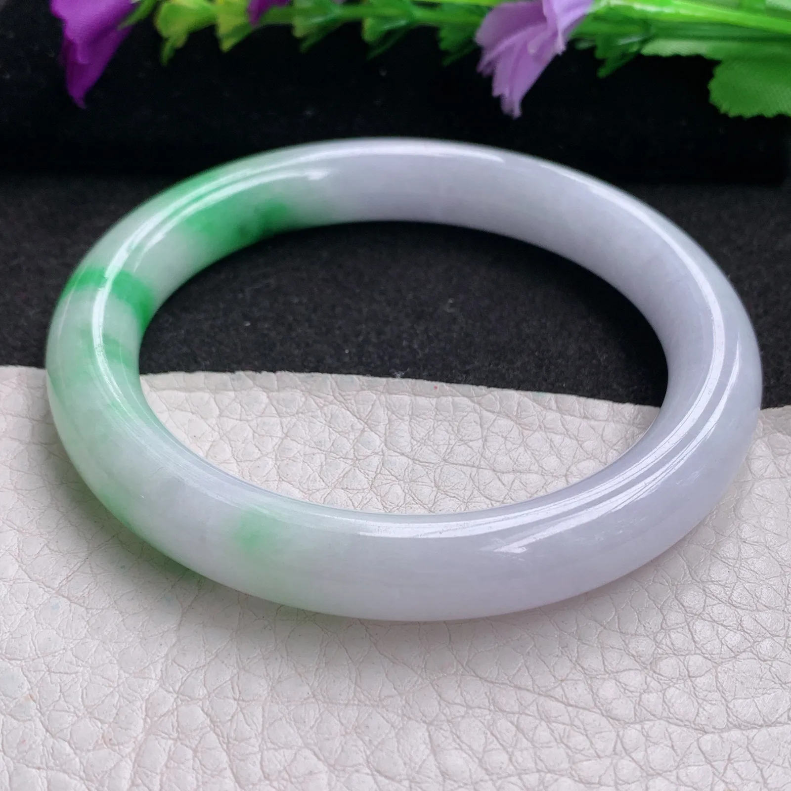 yh实拍59*10*9.5美人镯 天然缅甸翡翠春带彩圆条玉手镯 玉手环