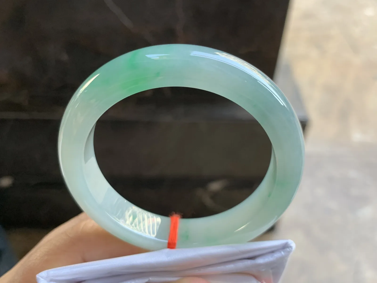 53.5-12-8.2mm
带色手镯 底子细腻 颜色漂亮