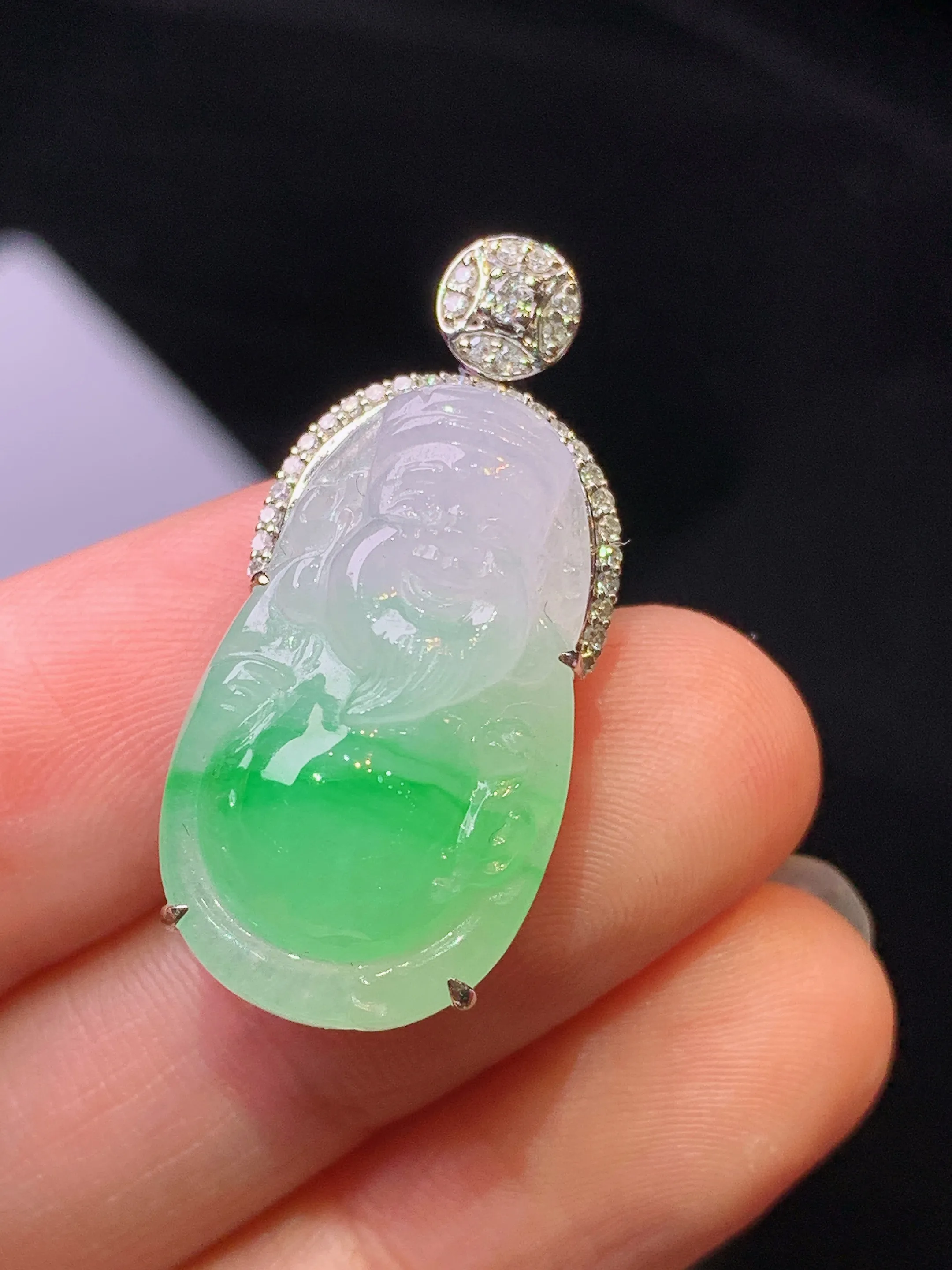 18k金钻镶嵌飘绿财神爷吊坠 玉质细腻 色泽艳丽清新 整体尺寸31*14*10.8