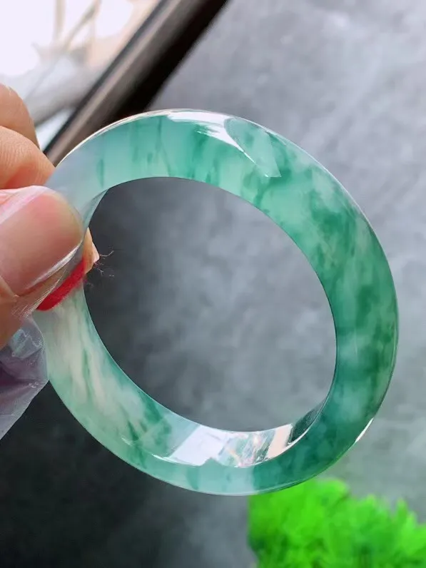 【翡翠名称】老种冰飘花54.3贵妃圈口手镯
【翡翠尺寸】54.2/12.2/7.8mm短径47.3适合51.5-52.5正圈口佩戴
【翡翠描述】宝贝种老水足，玉质细腻，色泽靓丽，性价比高，佩戴效果好！
【其它赠送】权威证书/精美挂绳盒子/支持全国复检