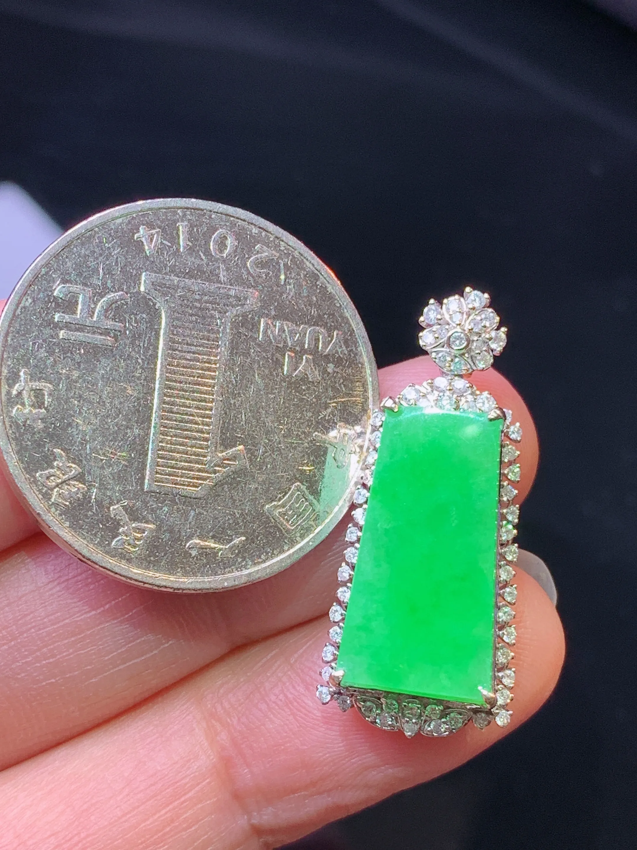 18k金钻镶嵌翠绿无事牌吊坠 玉质细腻 色泽艳丽清新 整体尺寸28*11.8*7.2