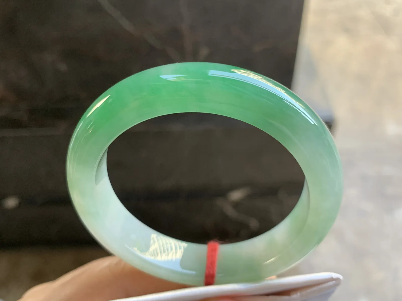 55-12.8-9mm
带色手镯 底子细腻 颜色漂亮