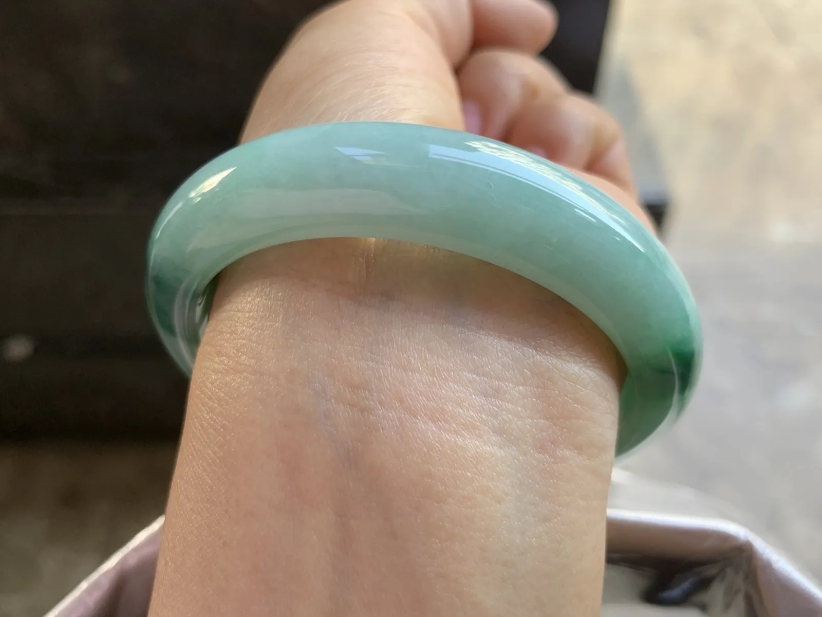 56-12.5-8.2mm
细糯种飘花手镯 底子细腻 花色浓郁