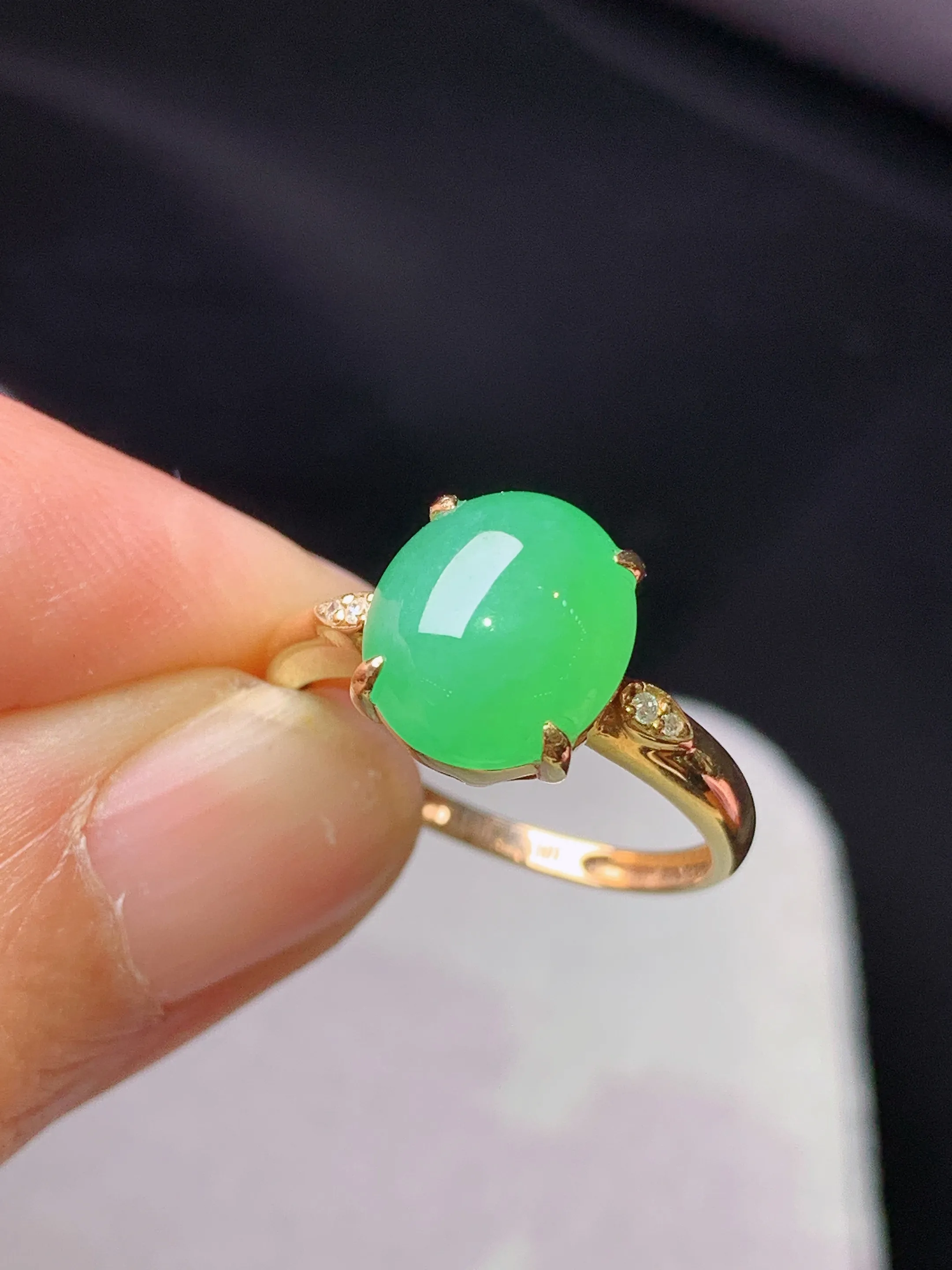 18k金镶嵌翠绿蛋面戒指 玉质细腻 色泽艳丽清新 圈口13.5 裸石尺寸10.3*8.8*4.8