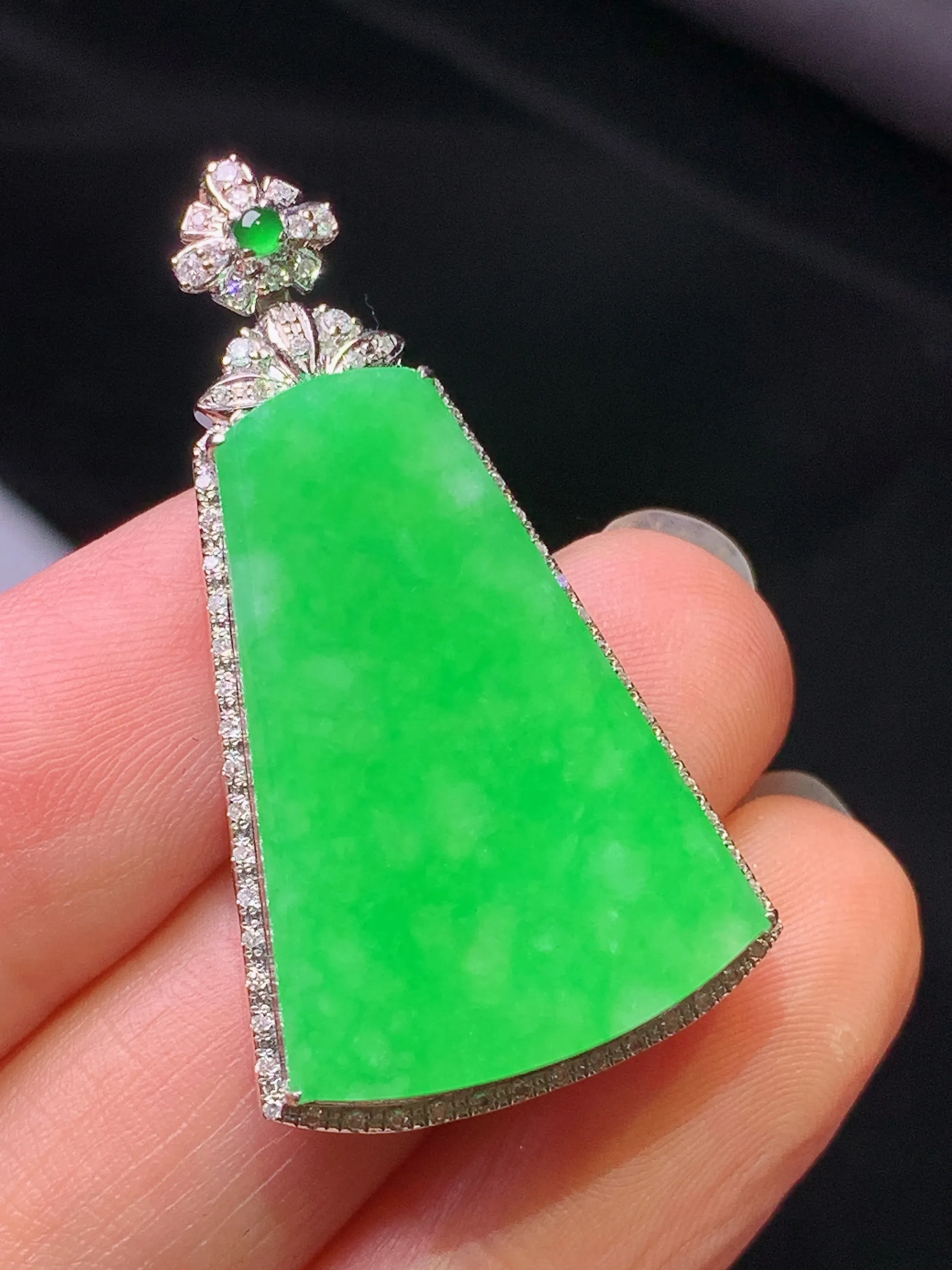 18k金钻镶嵌翠绿无事牌吊坠 玉质细腻 色泽艳丽清新 整体尺寸37.5*20.6*5.7