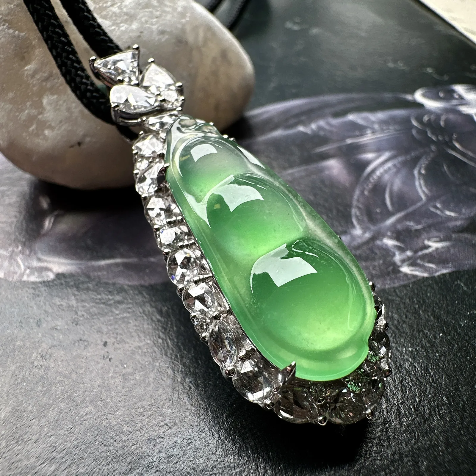 【冰种满绿福豆吊坠】木那绿老料，种地上乘，冰感十足，通透起光，饱满圆润，收藏品质，18k金钻镶嵌，裸