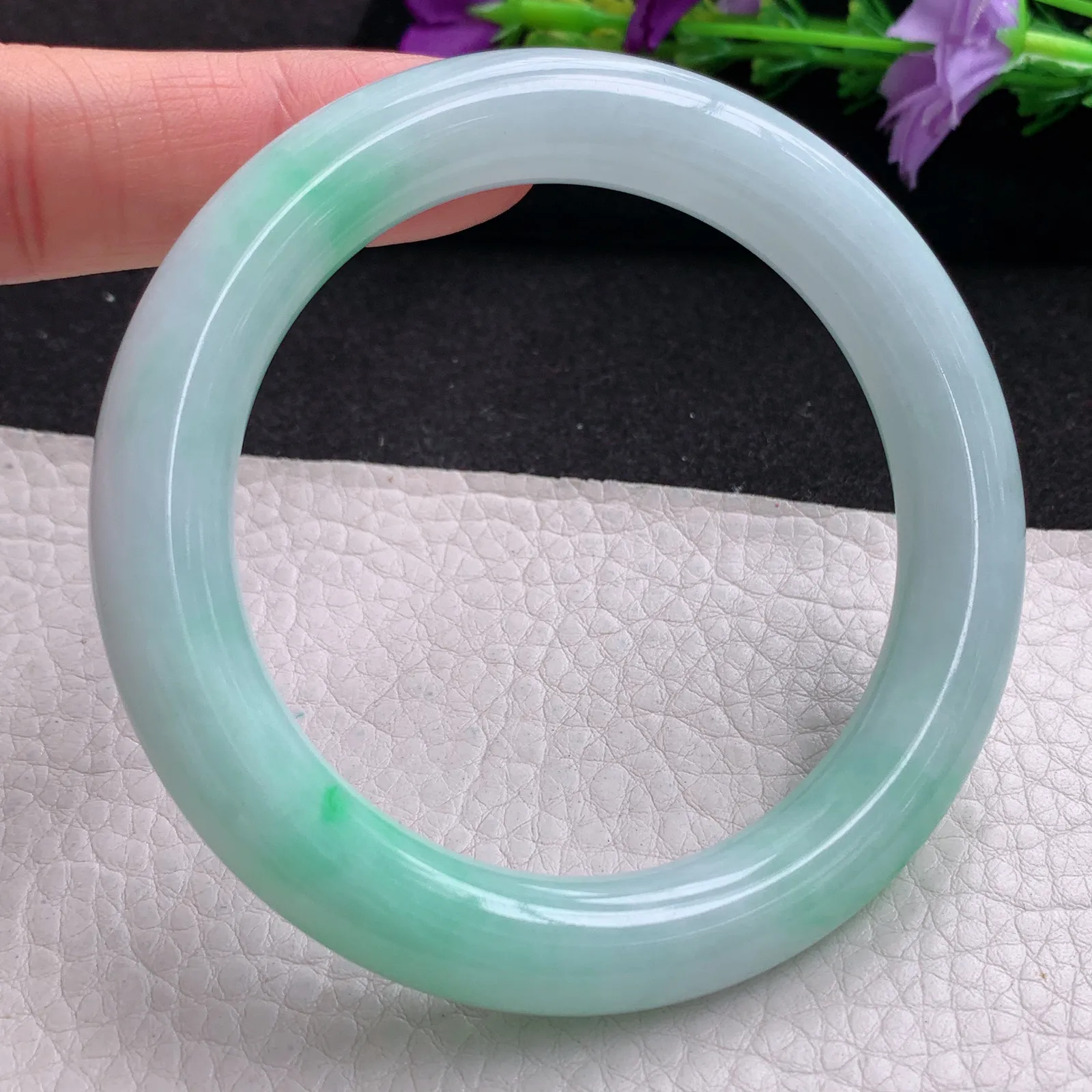 yh实拍56.5*10.5美人镯 天然缅甸翡翠白底青水润圆条玉手镯 玉手环