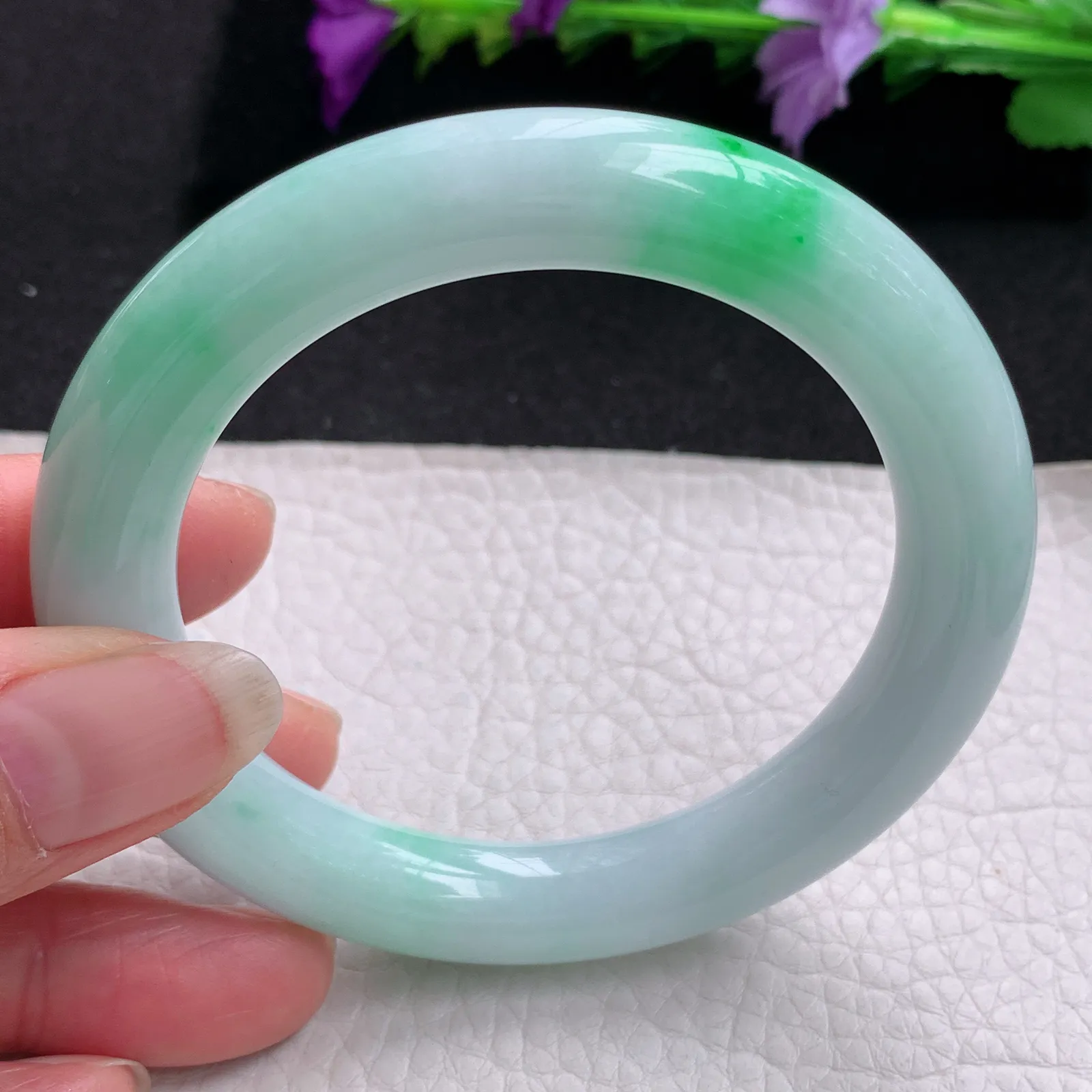 yh实拍56.5*10.5美人镯 天然缅甸翡翠白底青水润圆条玉手镯 玉手环