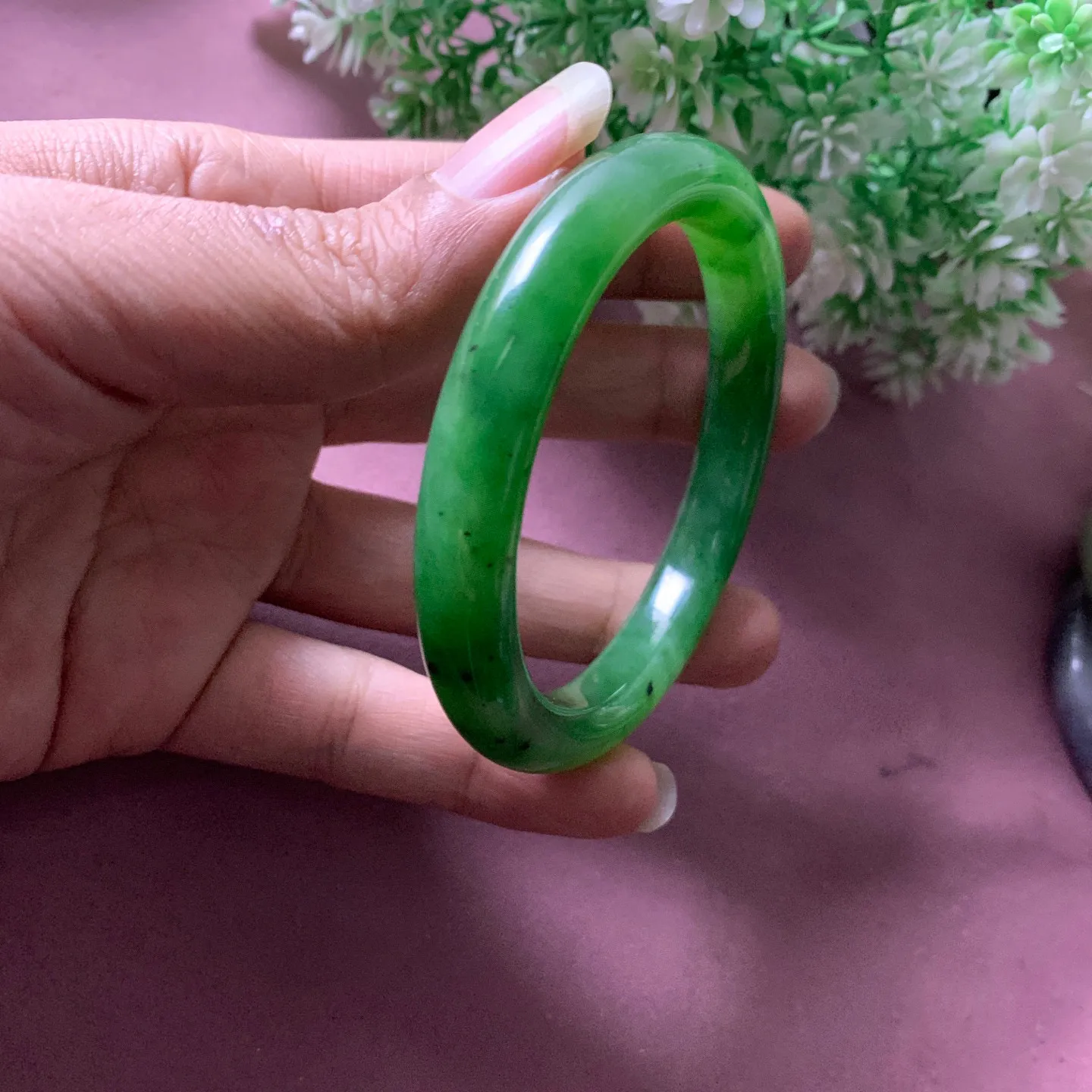 和田玉59圈口碧玉苹果绿手镯【挽间柔情】，镯型古朴典雅。在诗情画意的雨巷相遇，你是我腕间的一抹风情，有你眸有深情.清风荡漾湖间静水，我愿俯身低眉，在烟波涟漪处寻