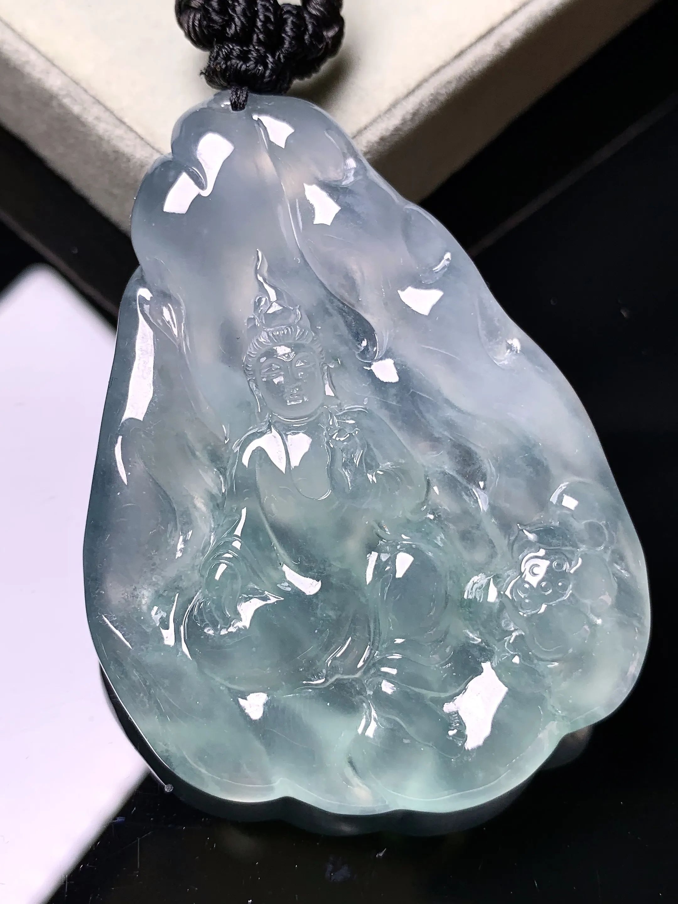 冰种观音菩萨吊坠 玉质细腻 色泽艳丽清新 整体尺寸58.2*41.5*6.2