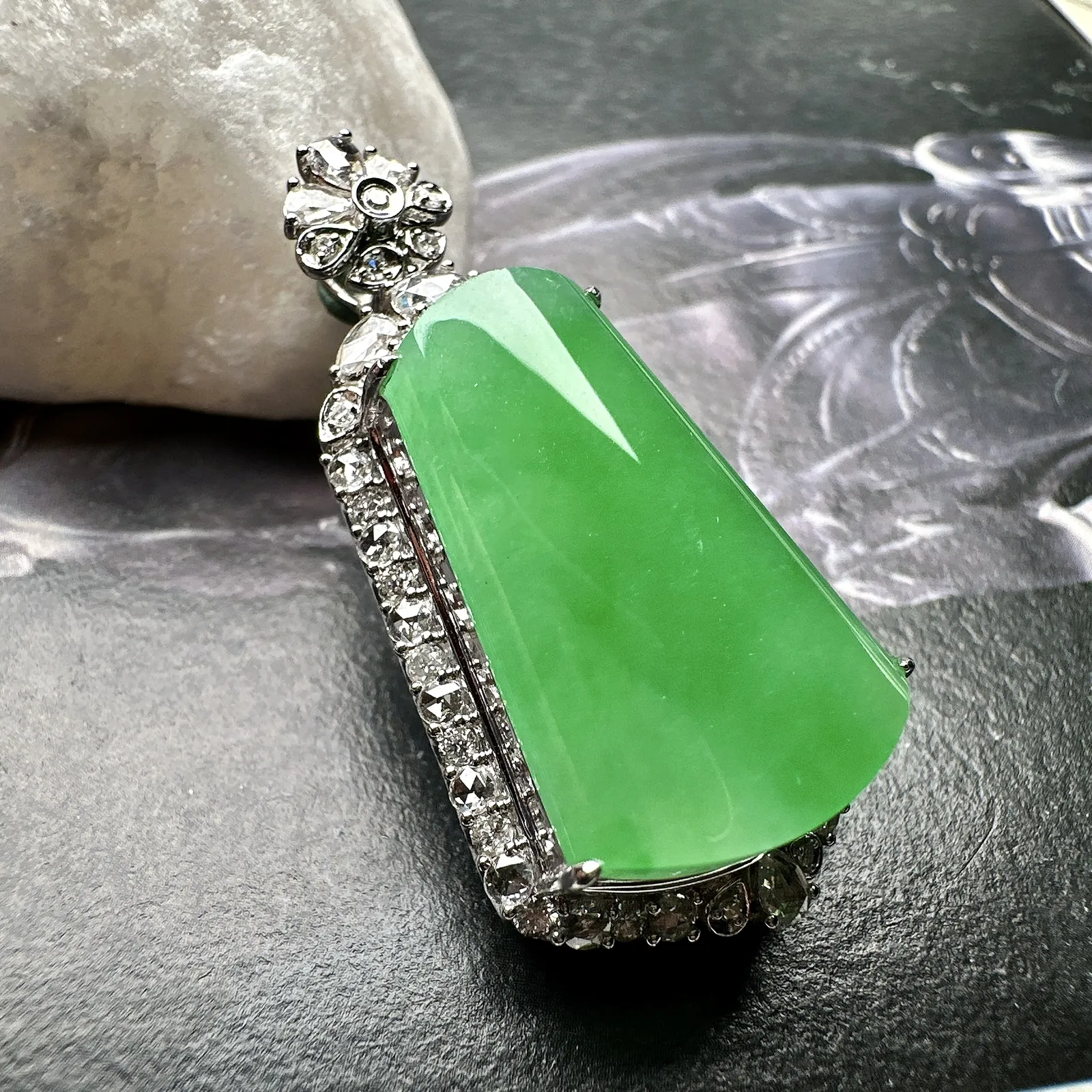 【冰种满绿无事柱吊坠】种水上乘，晶莹剔透，纯净通透，莹光感很强。18k金钻镶嵌，裸石尺寸23*15.