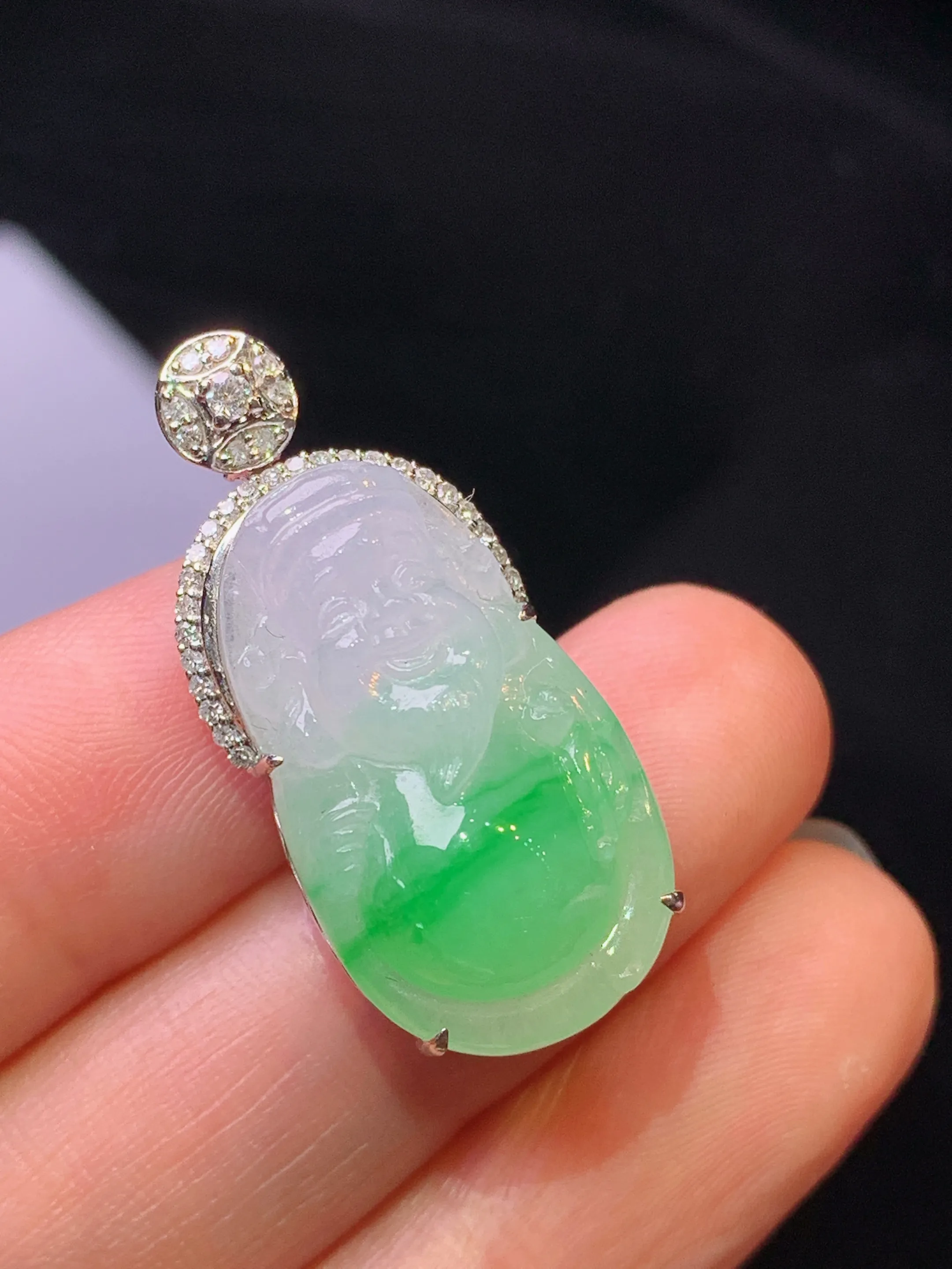 18k金钻镶嵌飘绿财神爷吊坠 玉质细腻 色泽艳丽清新 整体尺寸31*14*10.8