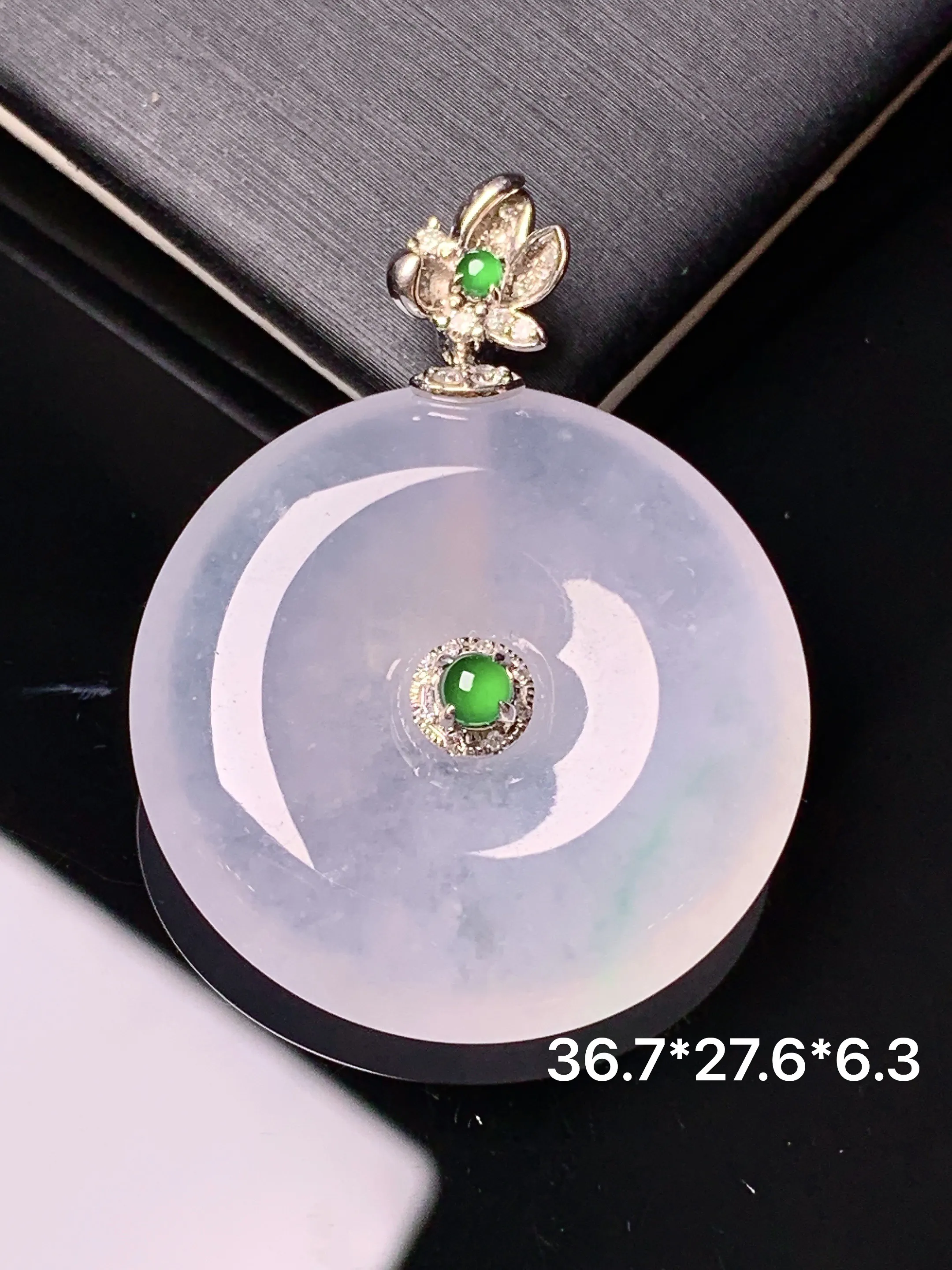 18k金镶嵌冰种平安扣吊坠 玉质细腻 色泽艳丽清新 整体尺寸36.7*27.6*6.3