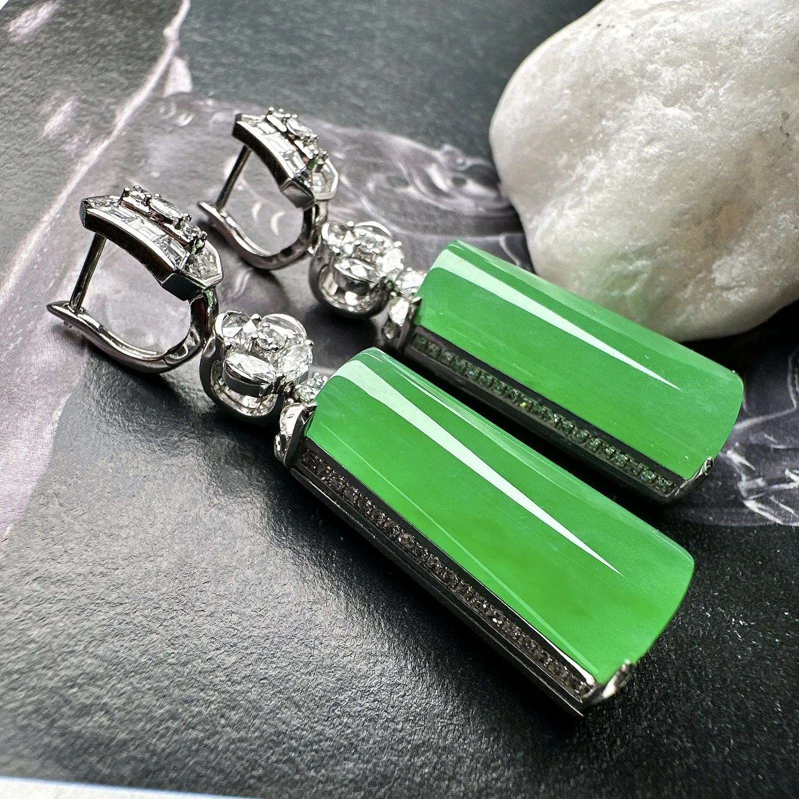 【冰种绿无事柱耳坠、吊坠两用款】种水上乘，通透闪亮，晶莹剔透。收藏品质，18K金钻镶嵌，裸石尺寸23