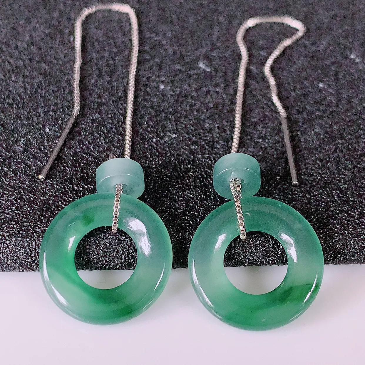 自然光实拍，冰种飘花翡翠一对平安扣耳坠，翠色灵动，玉质细腻，颜色漂亮，品相佳，佩戴佳品！配图银线 #188.2平安扣尺寸15-2.5mm