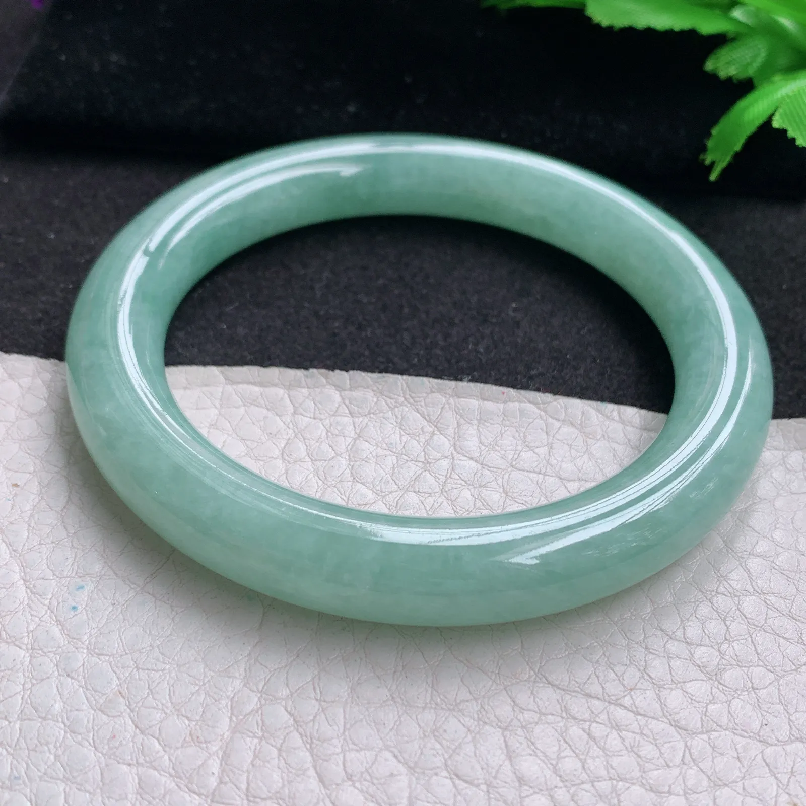 n实拍59*10.3美人镯 天然缅甸翡翠甜绿圆条玉手镯 叮当镯