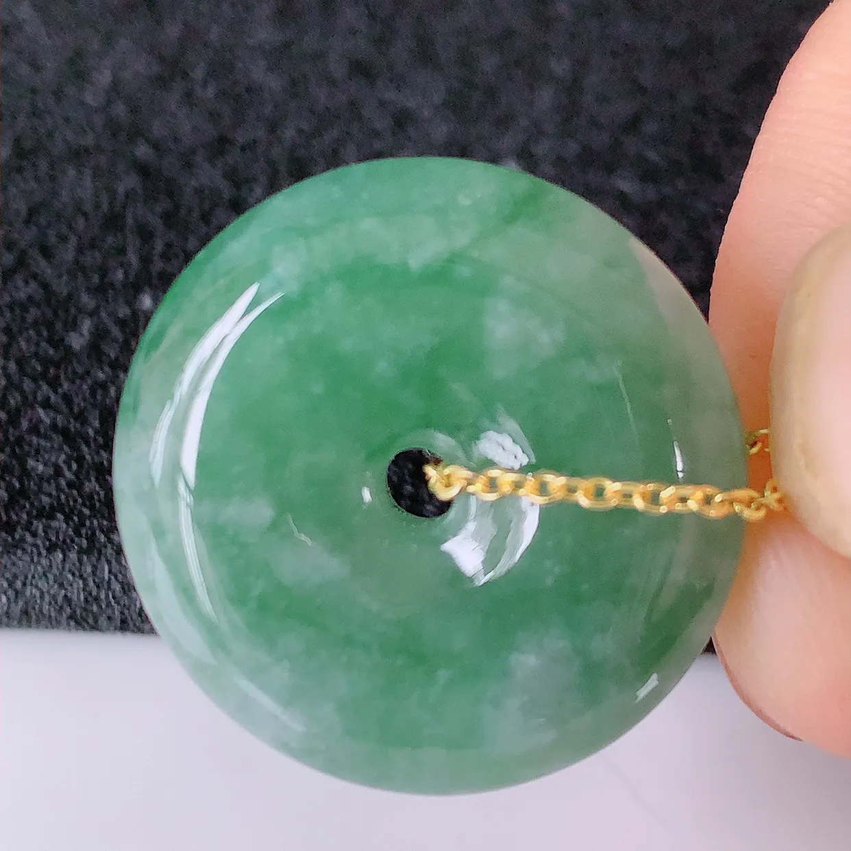 自然光实拍，冰飘花翡翠平安扣吊坠，冰透，灵动飘逸，寓意平平安安，平安扣佩戴端庄漂亮！#155.2尺寸24.5*6.mm