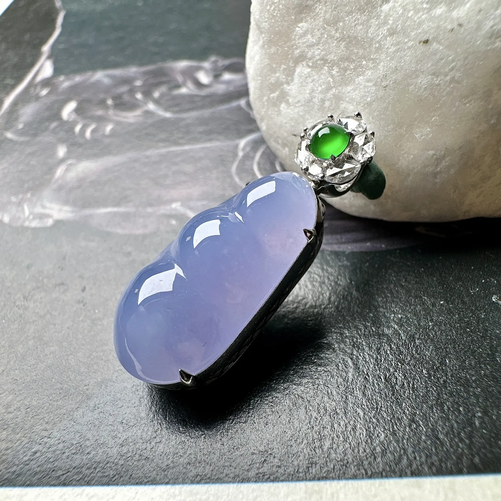 【冰种紫福豆吊坠】种地上乘，冰感十足，通透起光，饱满圆润，18k金钻镶嵌，裸石尺寸20.5*11.2*5.4毫米。