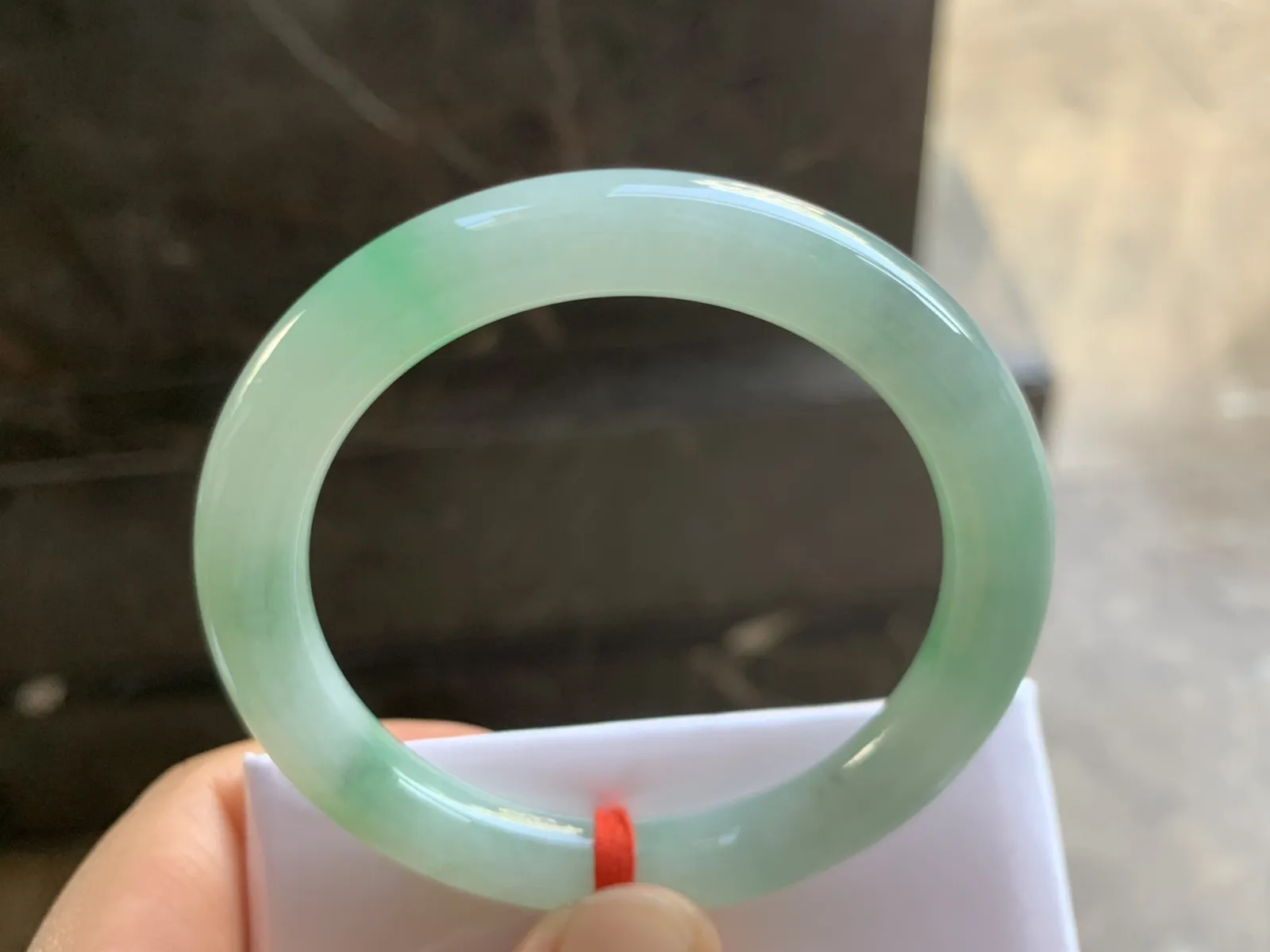 52-8.8mm
糯冰带色圆条手镯 底子细腻 颜色漂亮 性价比推荐