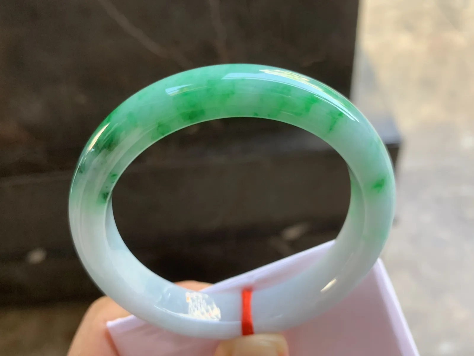 54.5-11.8-8.2mm
带色手镯 底子细腻 颜色辣绿 性价比推荐