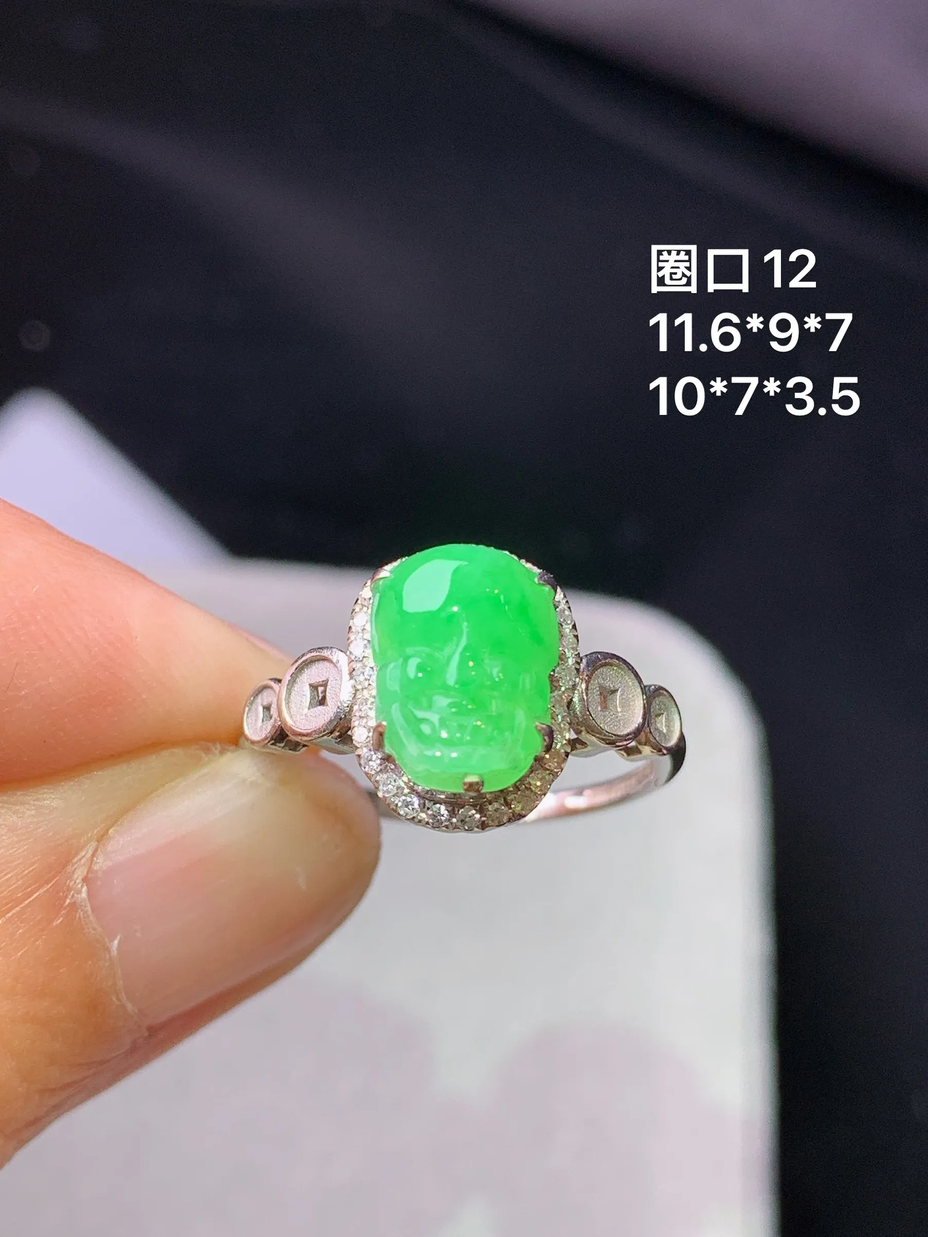 18k金钻镶嵌翠绿貔貅戒指 玉质细腻 色泽艳丽清新 圈口12 整体尺寸11.6*9*7