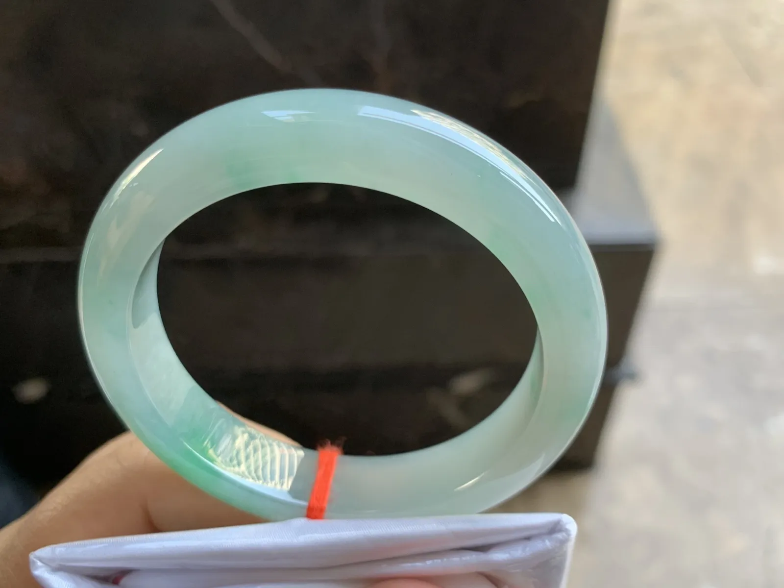 53.5-12-8.2mm
带色手镯 底子细腻 颜色漂亮