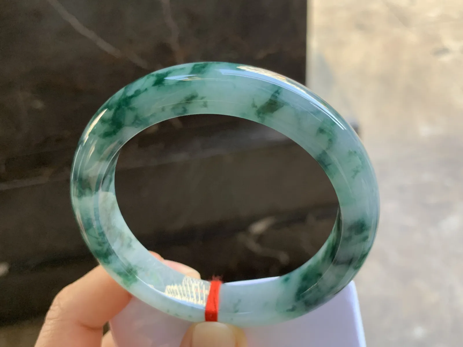 57-12.2-9mm
糯冰飘花手镯 底子细腻 花色浓郁