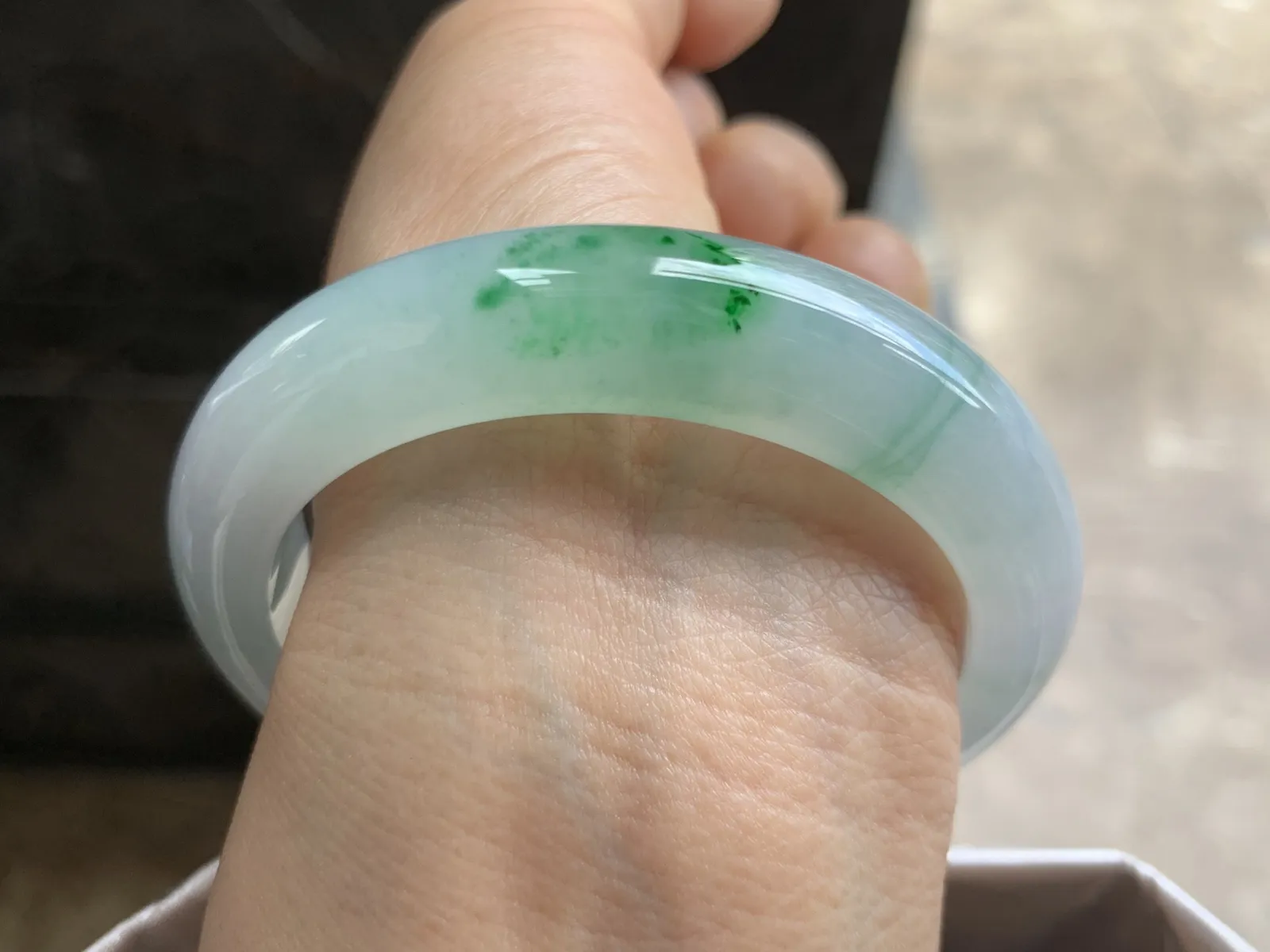 55.5-12.7-8.9mm
冰种绿花手镯 水润光泽 花色漂亮 推荐