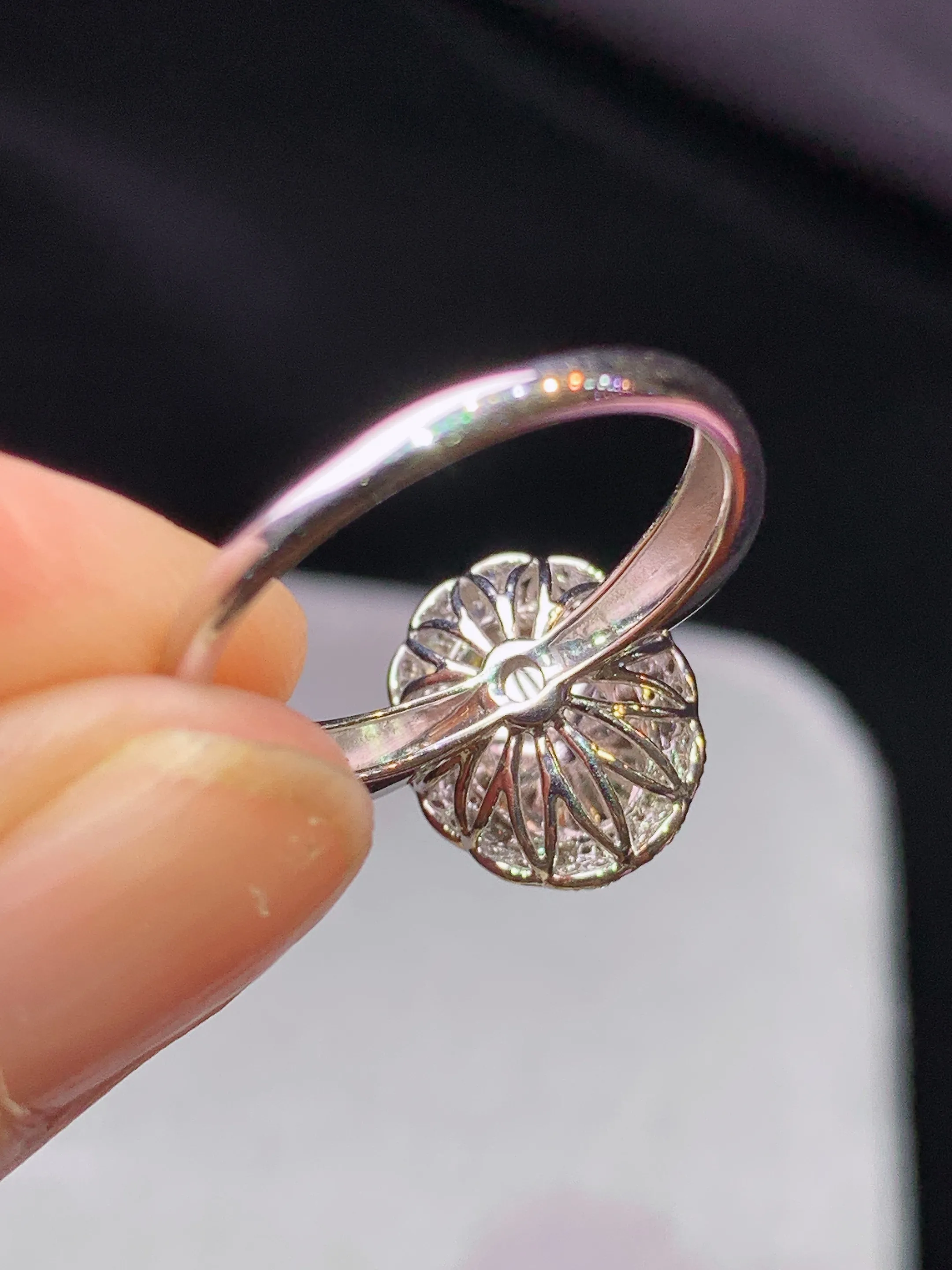 18k金钻镶嵌满绿蛋面戒指 玉质细腻 色泽艳丽清新 圈口13.5 整体尺寸12.3*10.2*9.3